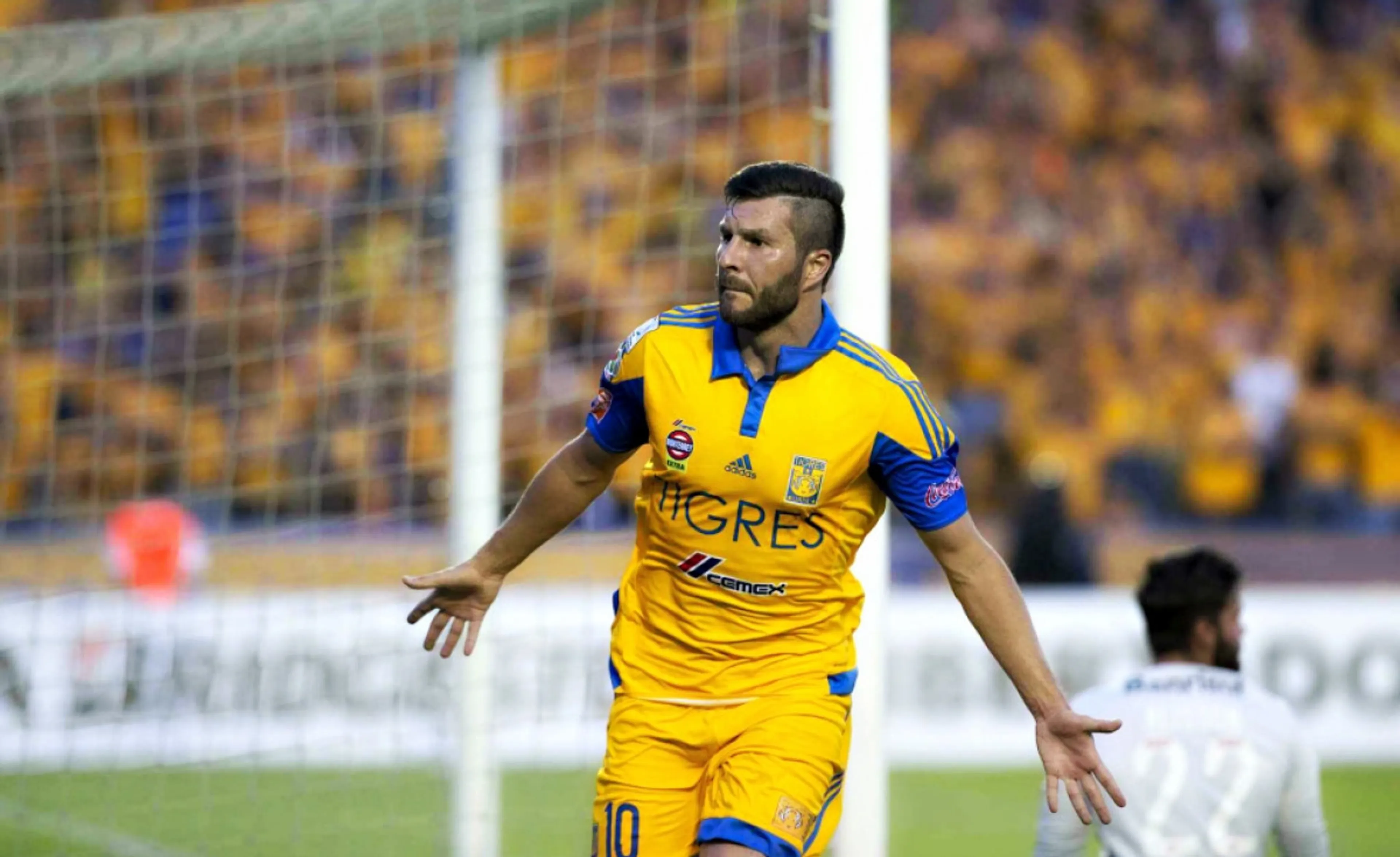 Copertina di Gignac eroe dei due mondi: in Messico è un dio e sul web spopolano i suoi gol “impossibili” (VIDEO)