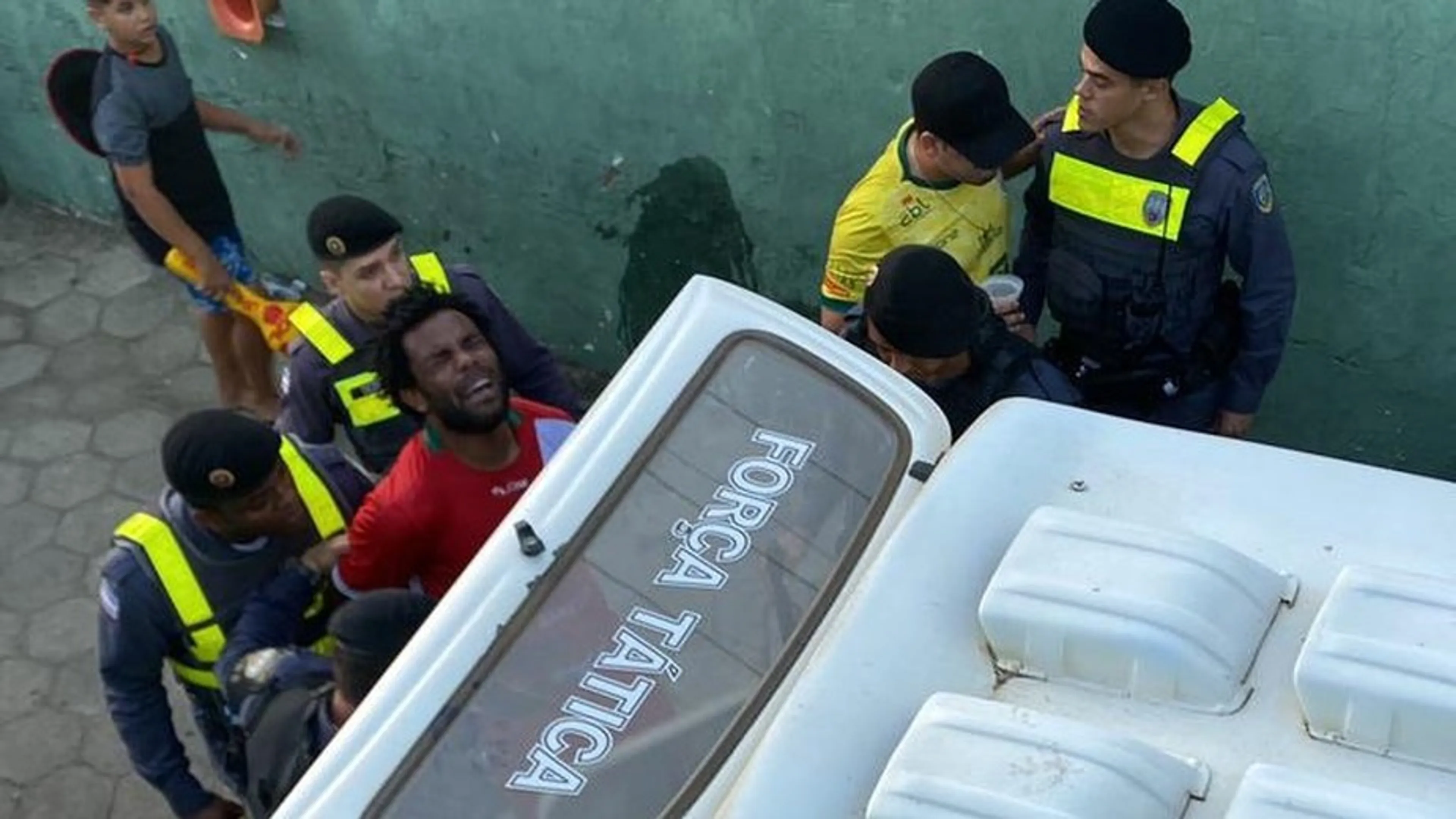 Copertina di Protesta con l’arbitro per un’espulsione, interviene la polizia: giocatore esce dal campo in manette