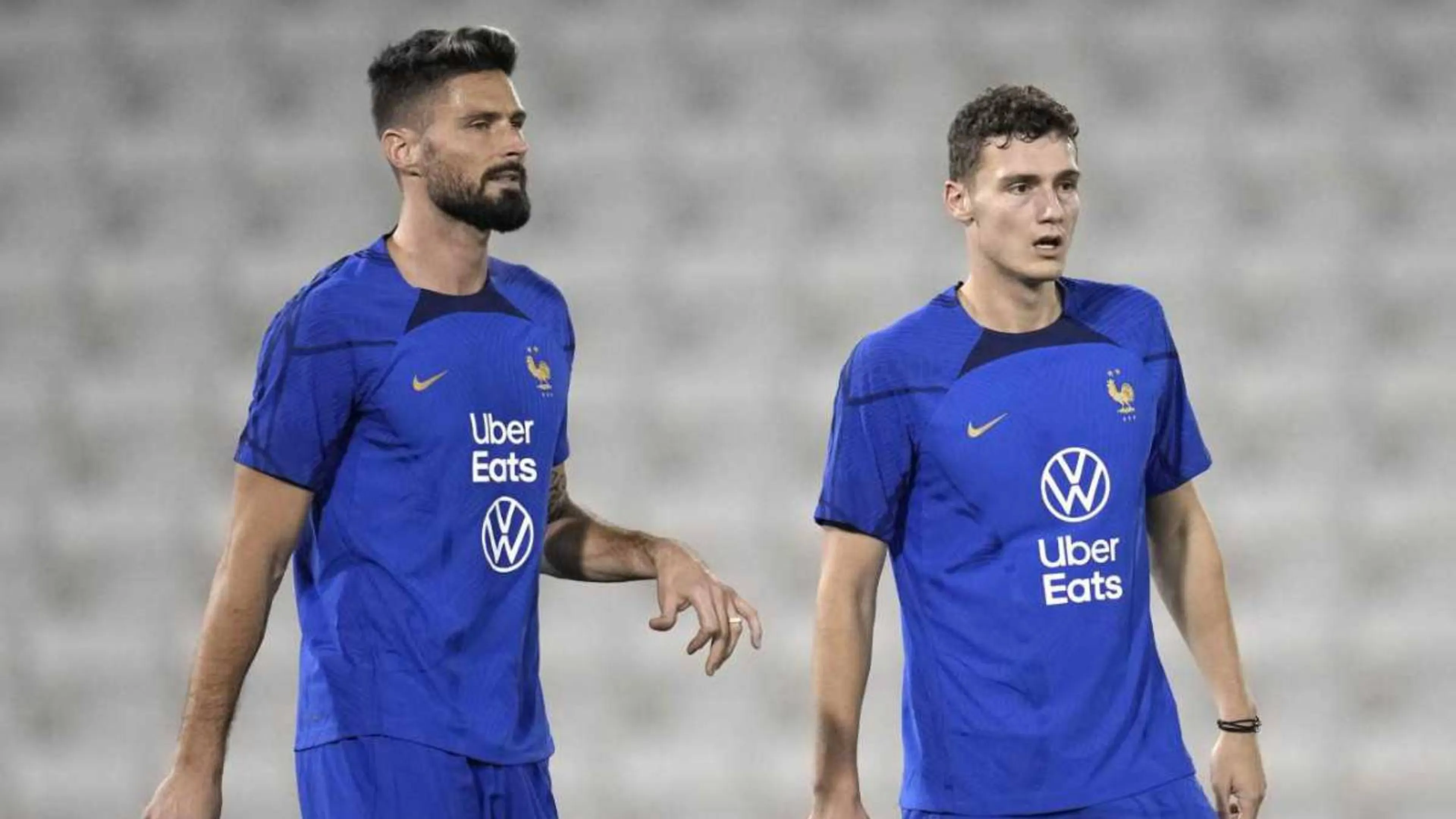 Giroud cuore rossonero: cancella lo stemma dell’Inter dai pantaloncini di Pavard (FOTO)