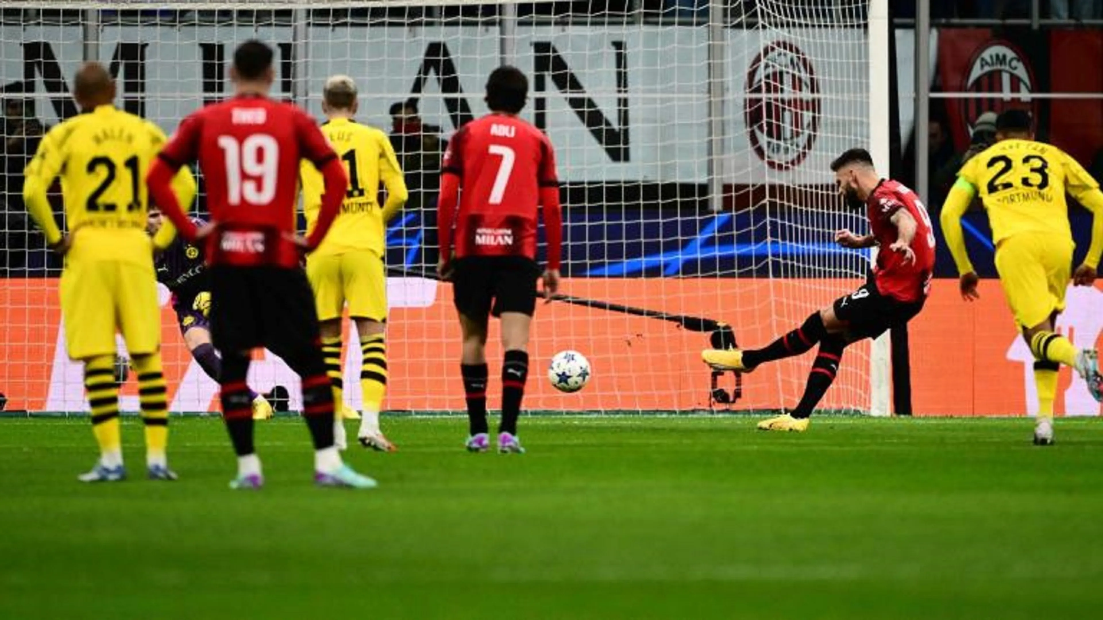 Copertina di Milan-Borussia Dortmund 1-3: pesante crollo e qualificazione a rischio