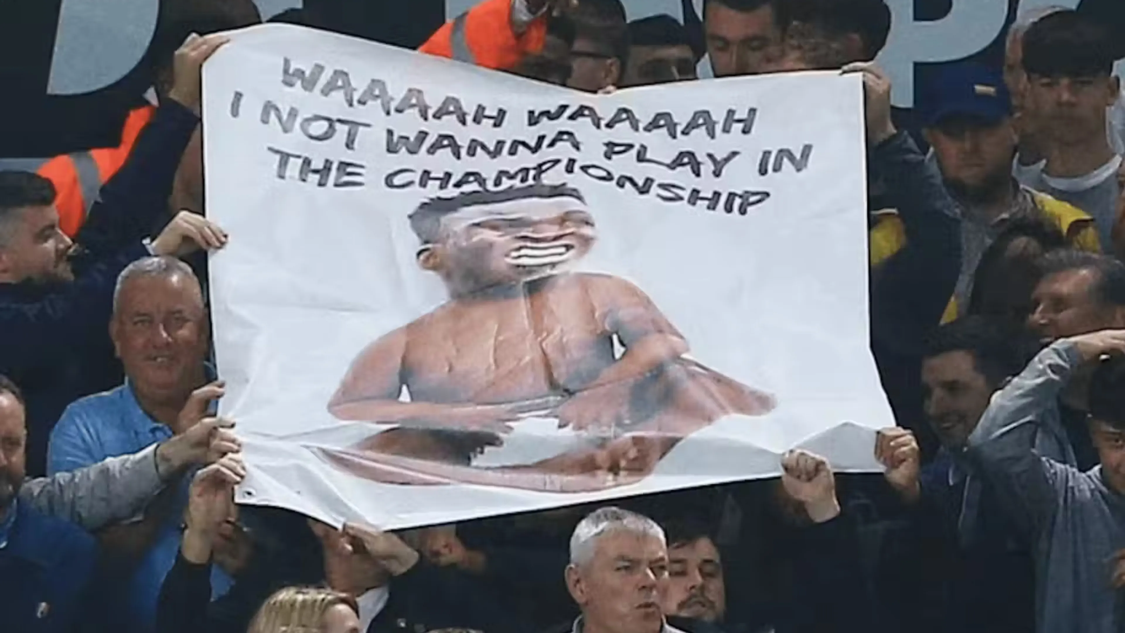 Gnonto vuole la cessione, i tifosi del Leeds lo sfottono con uno striscione