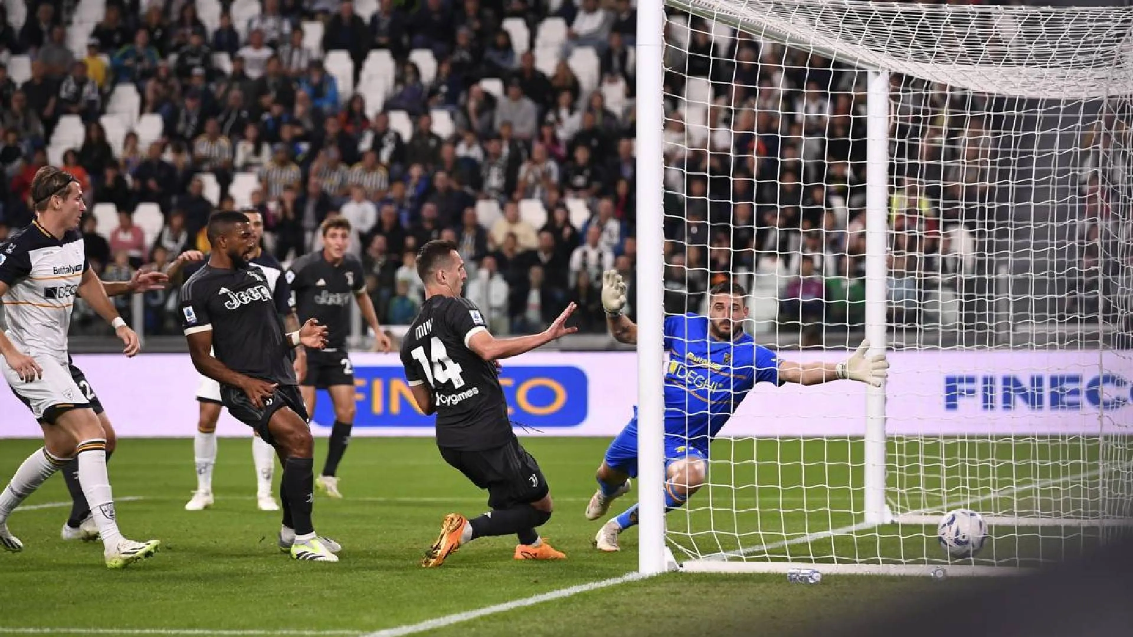 Copertina di Juve-Lecce, il patron dei salentini Sticchi Damiani non ci sta: "Gol viziato da due irregolarità"