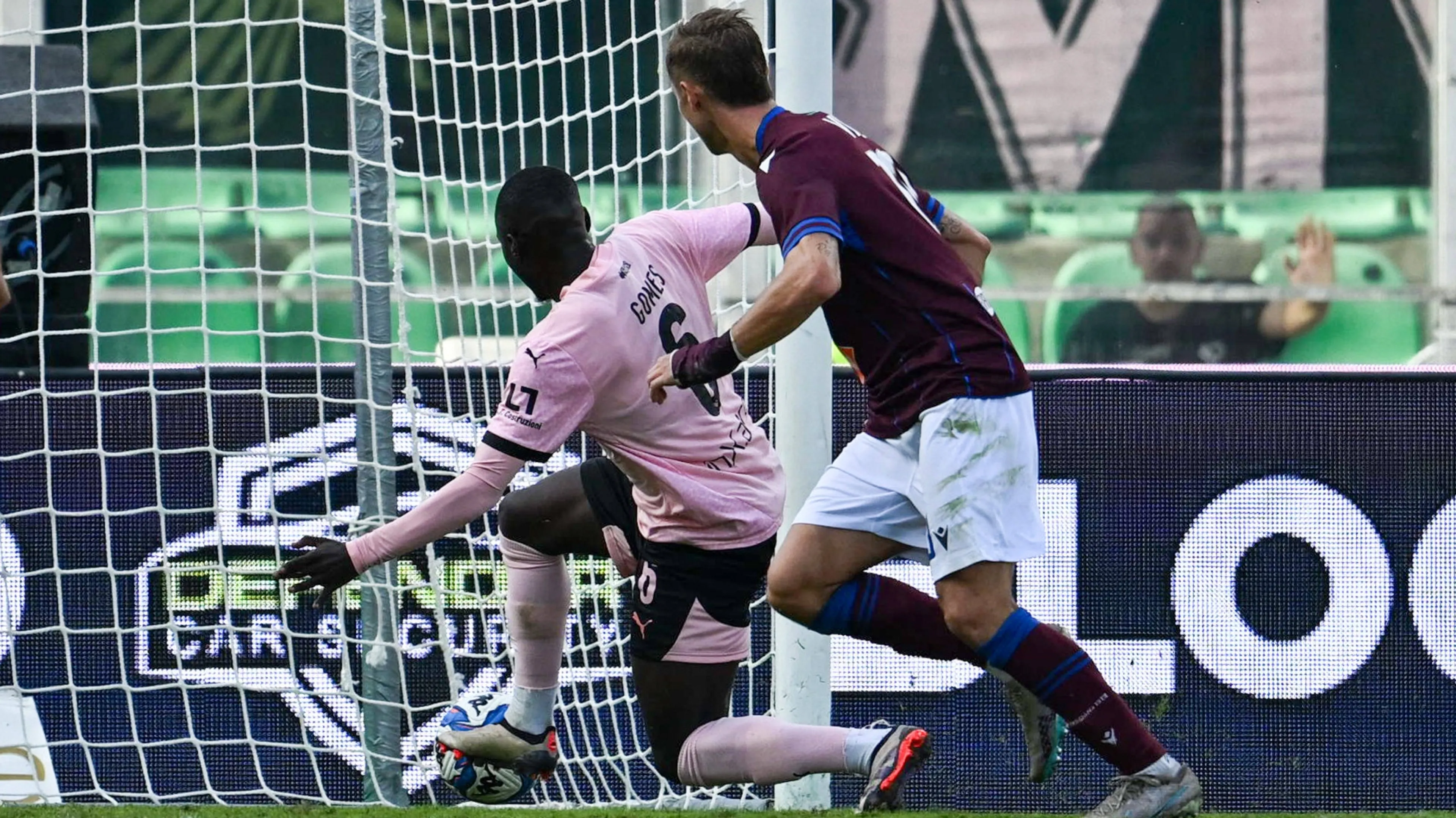 "Ma come ha fatto?!", il salvataggio di tacco di Gomes è innaturale. Il "piccolo N'Golo Kanté" è esploso a Palermo in Serie BKT (VIDEO)