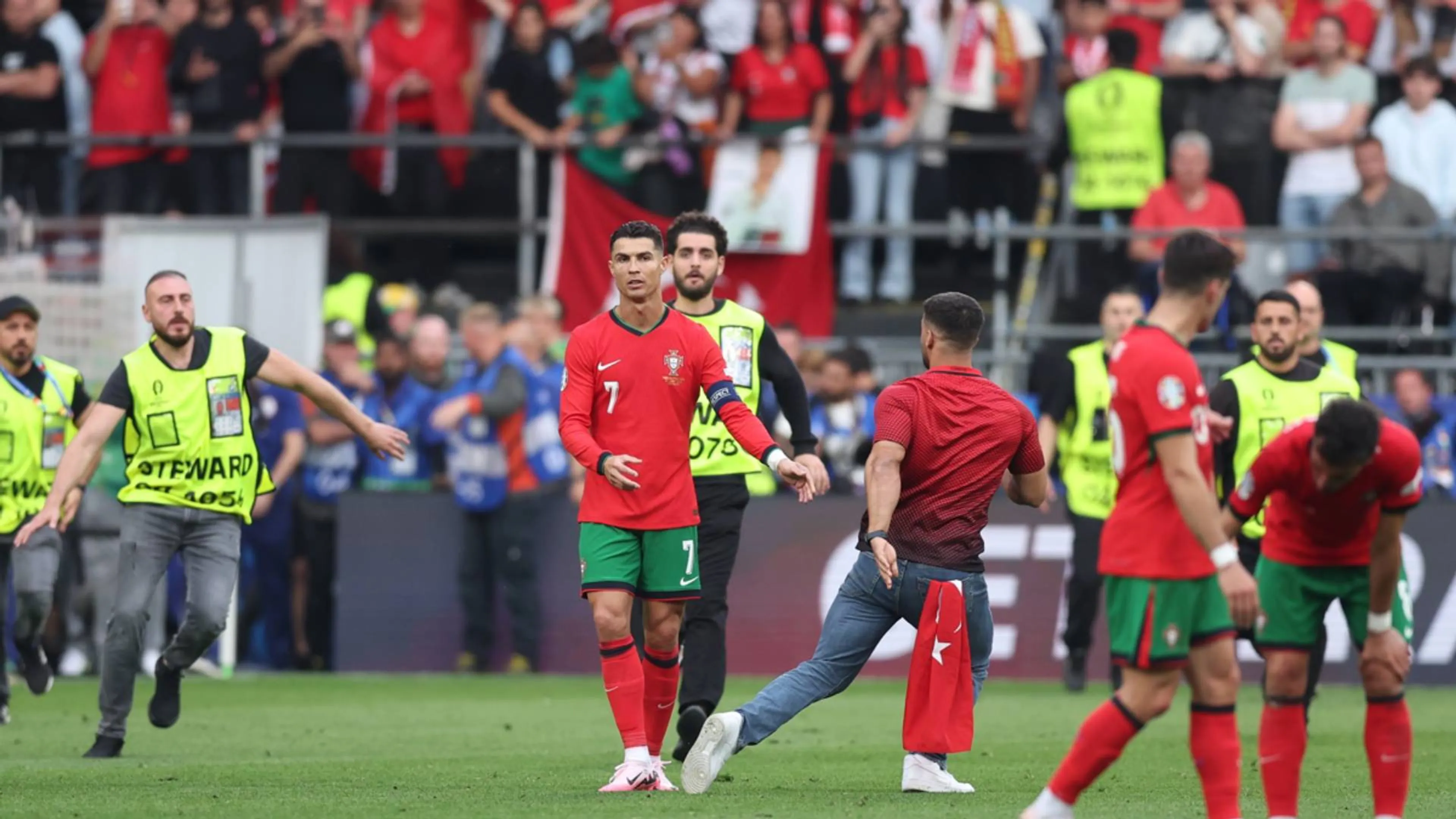Il fallaccio dello steward a Gonçalo Ramos, CR7 incredulo! (VIDEO)