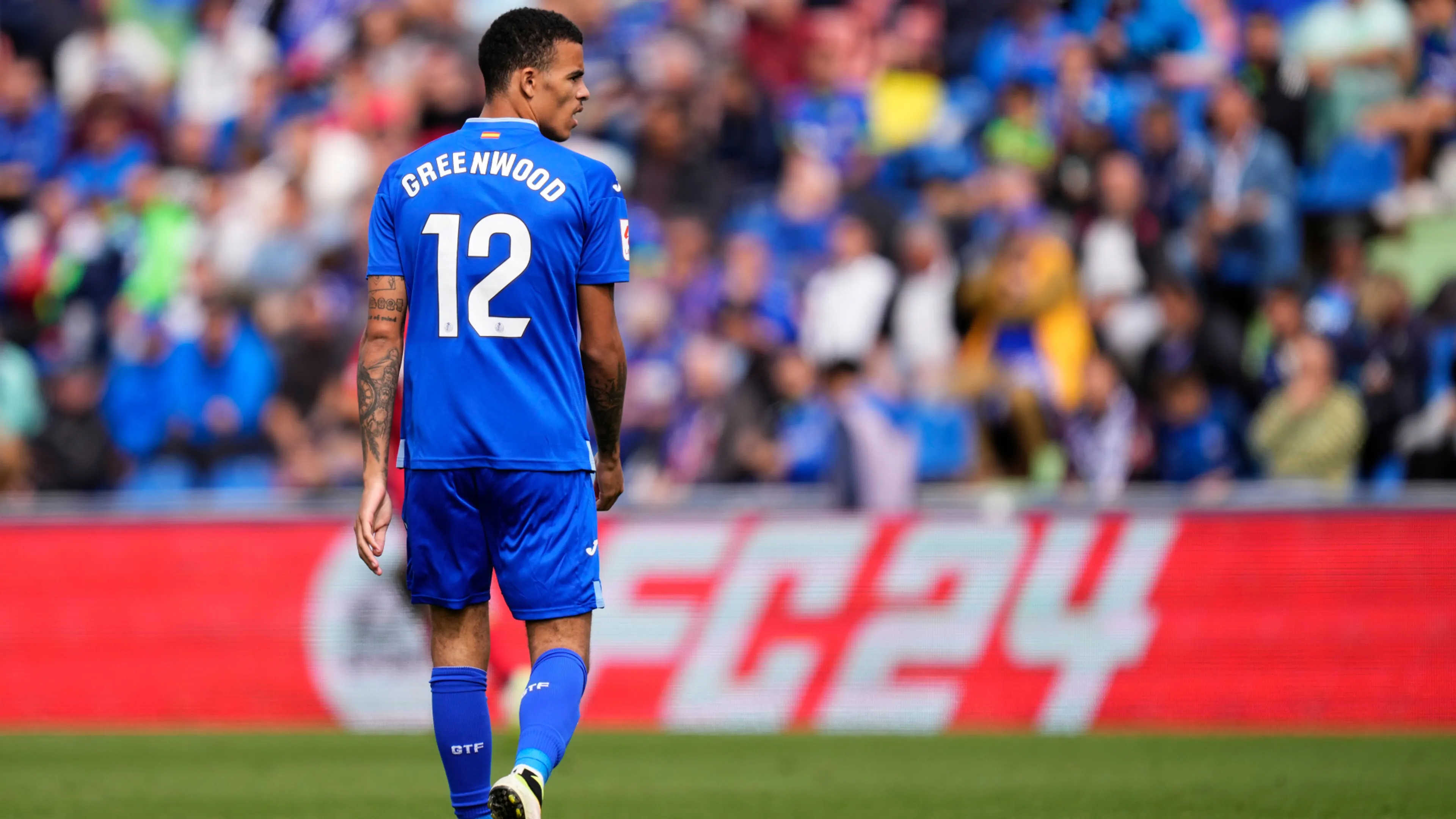 Copertina di Greenwood torna in campo: cori pesantissimi contro di lui