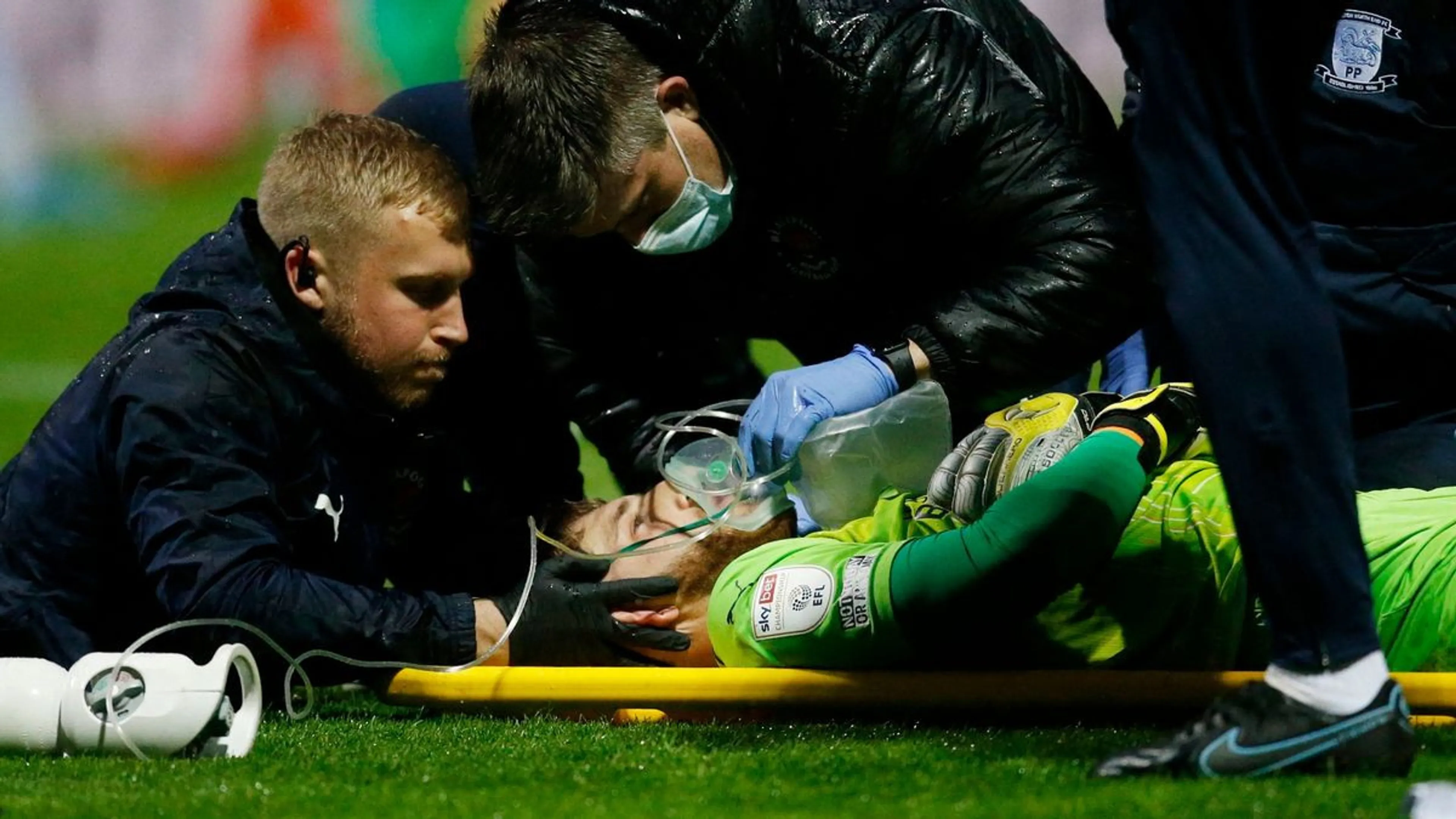 Copertina di Terrore durante Preston-Blackpool: portiere resta a terra dopo scontro con attaccante