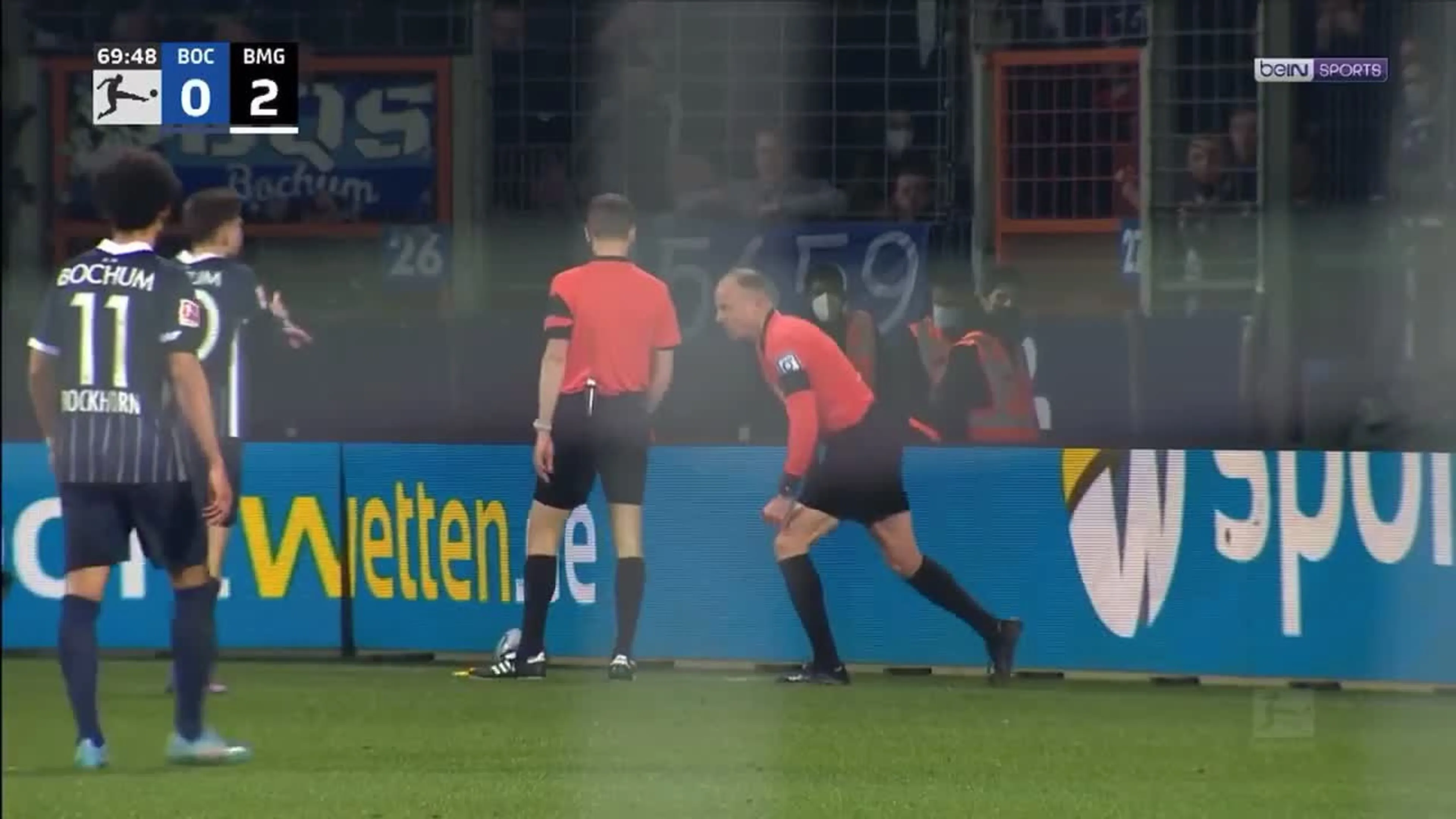 Copertina di Guardalinee colpito dagli spalti: sospesa Bochum-Borussia Mönchengladbach (VIDEO)