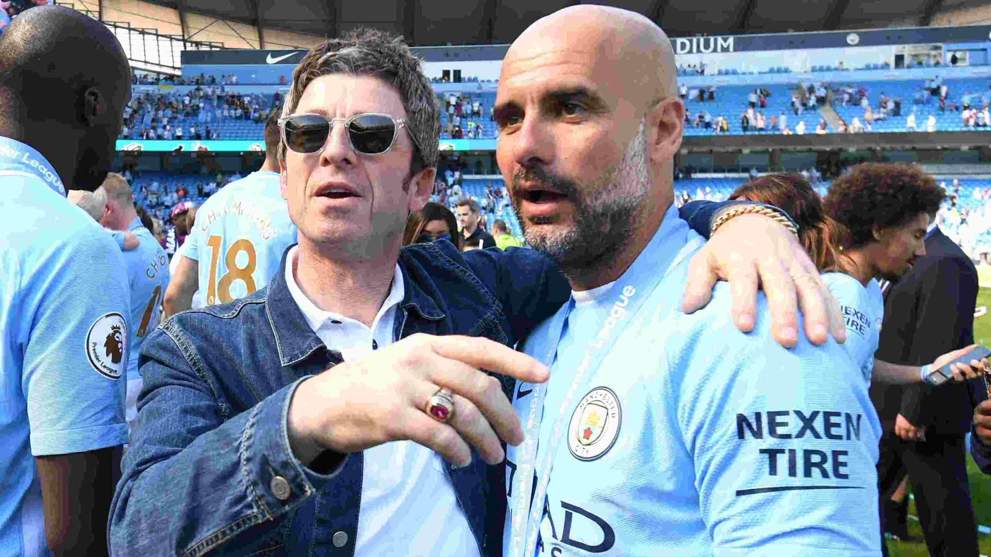 Copertina di Man City e Oasis insieme per fare la terza maglia: il risultato è da collezione