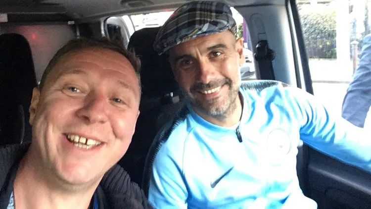 /images/g/u/a/guardiola-si-fa-accompagnare-da-un-tifoso.jpg