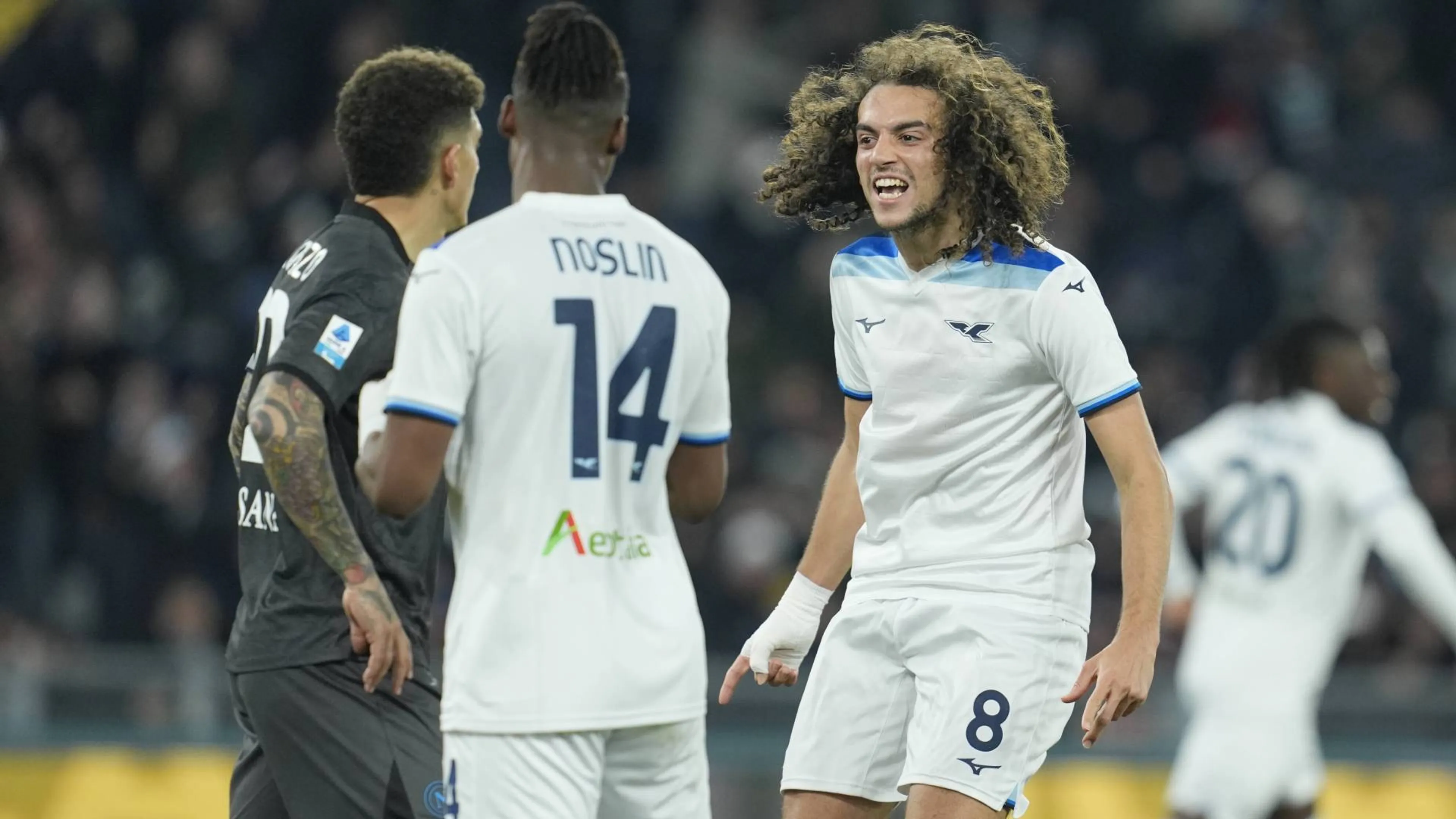 Lazio-Napoli, il gesto di Guendouzi a Di Lorenzo sul 2-2. La reazione del difensore