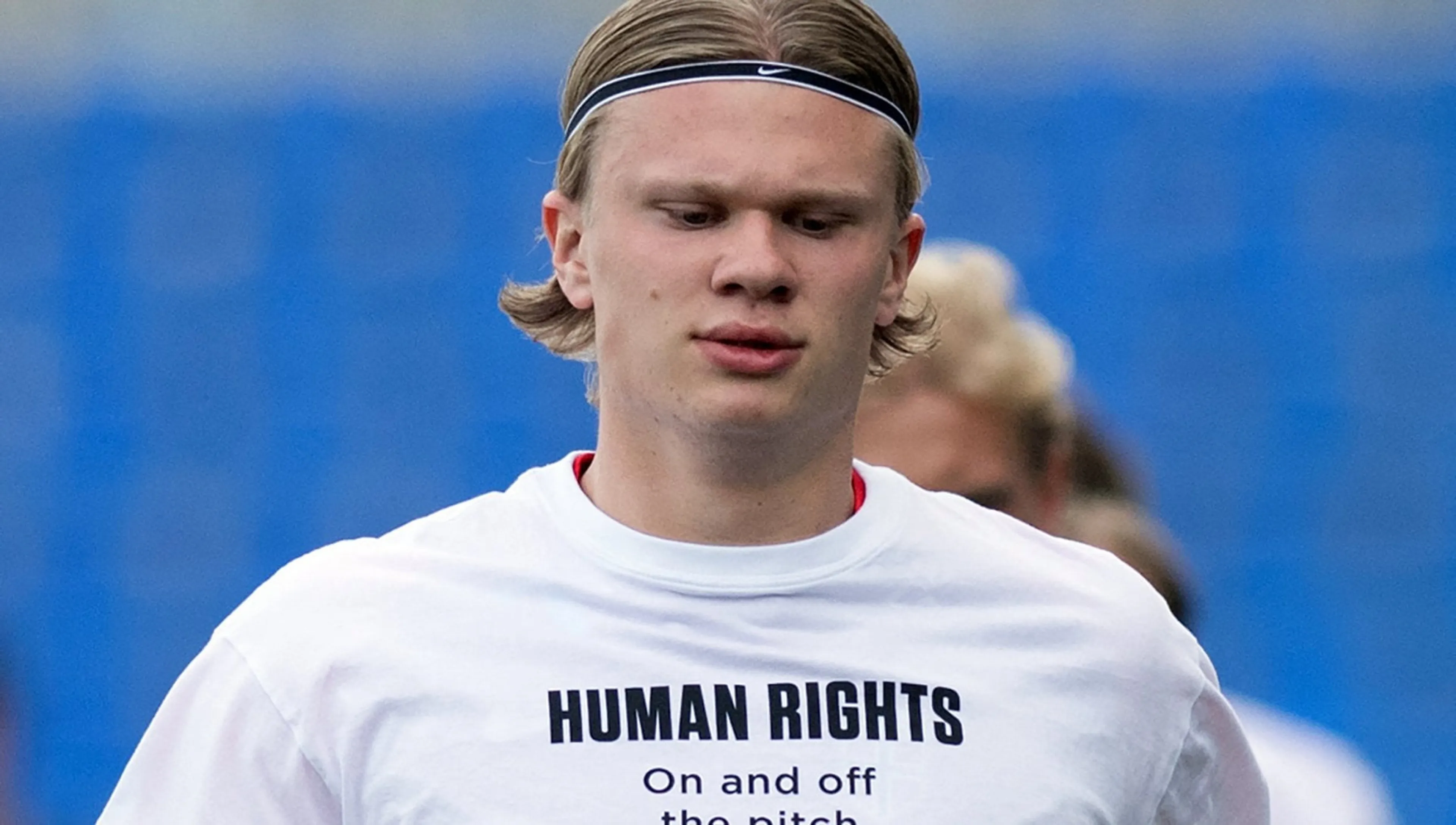 Copertina di Haaland segna in campo e fuori: premi della Nazionale in dono a dilettanti norvegesi