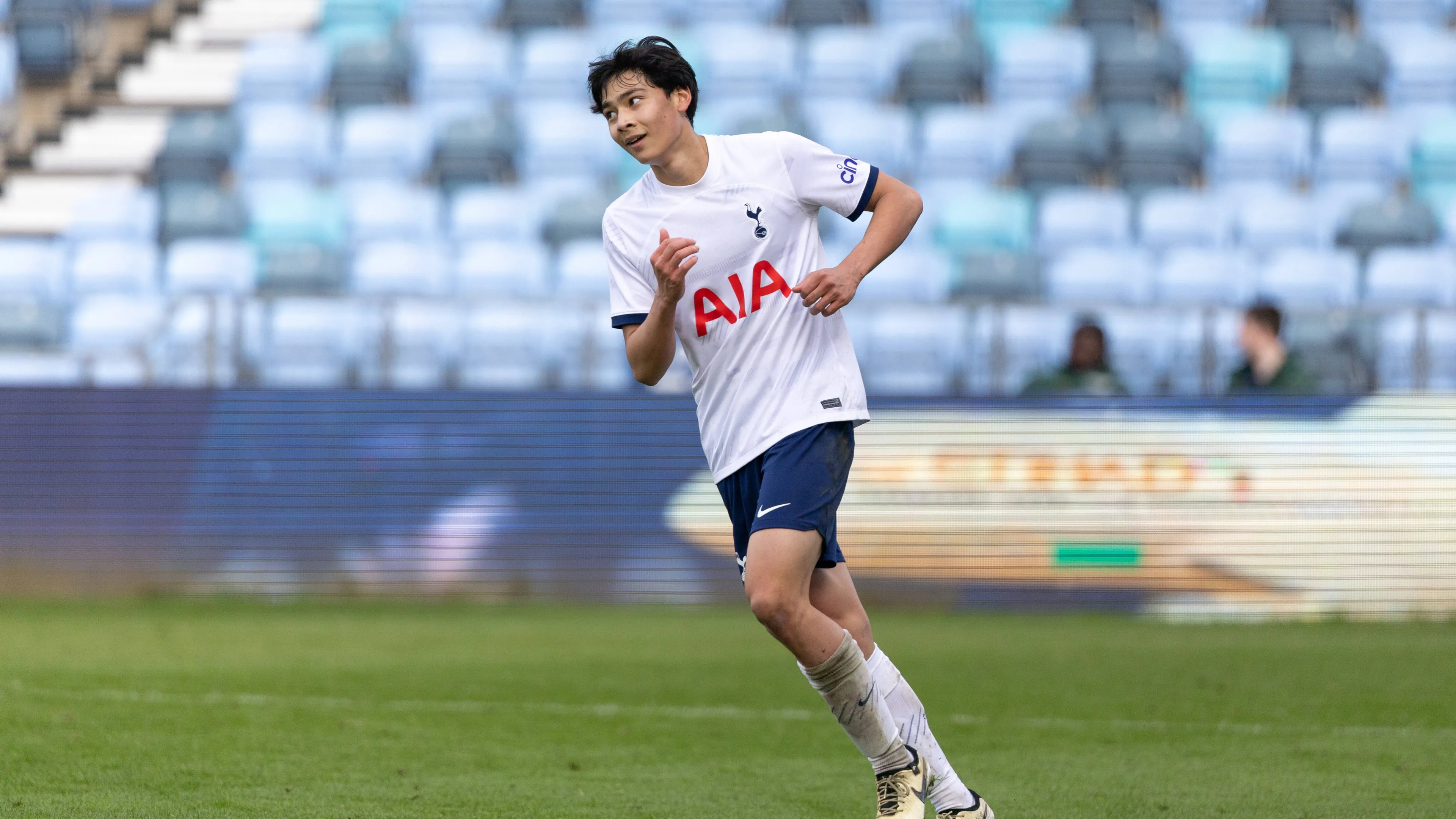 Si ritira dal calcio a 19 anni per intraprendere una strada che gli fa onore