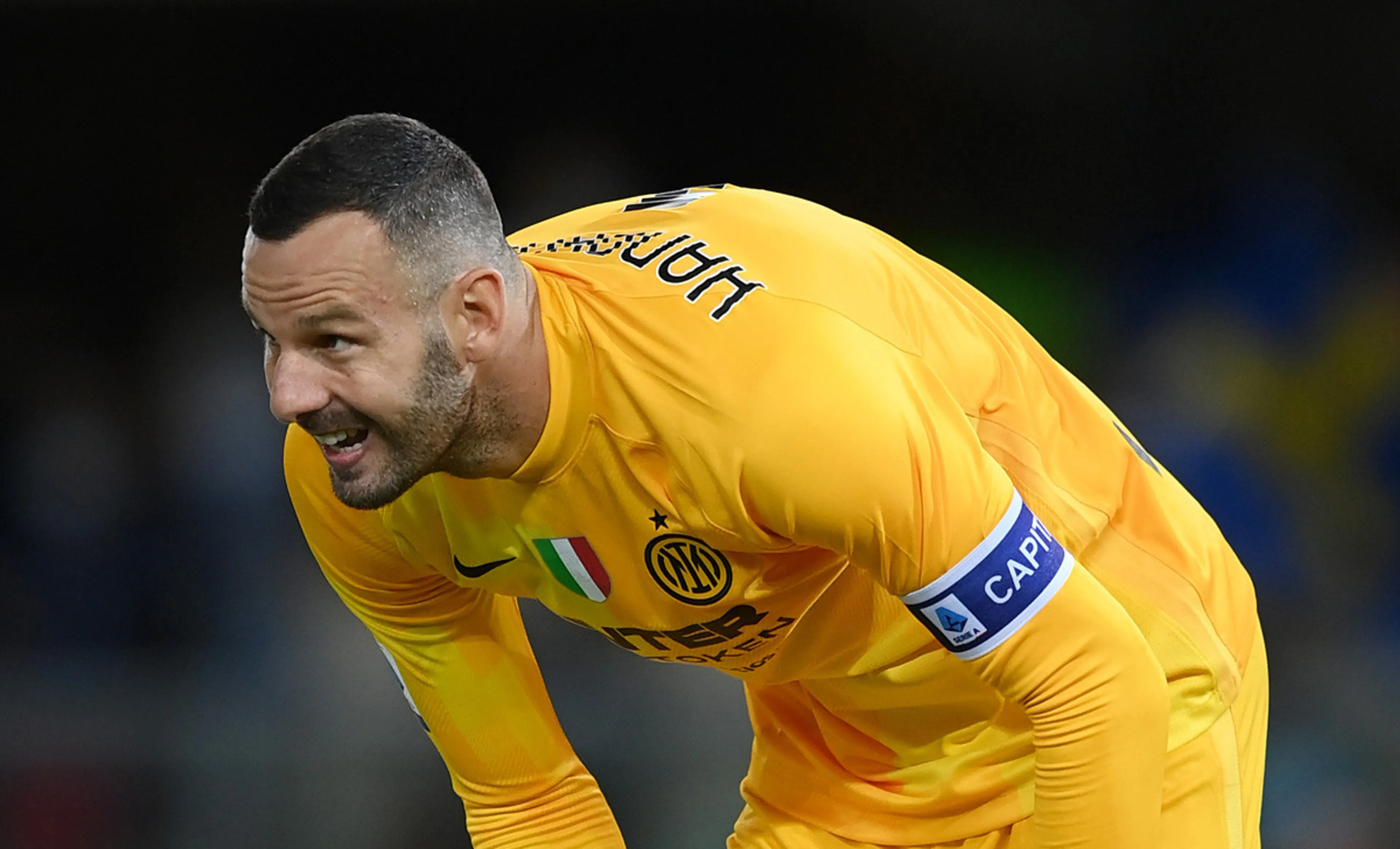 Copertina di Critiche ad Handanovic, il portiere risponde durissimo: “Tanti cani abbaiano per strada…”