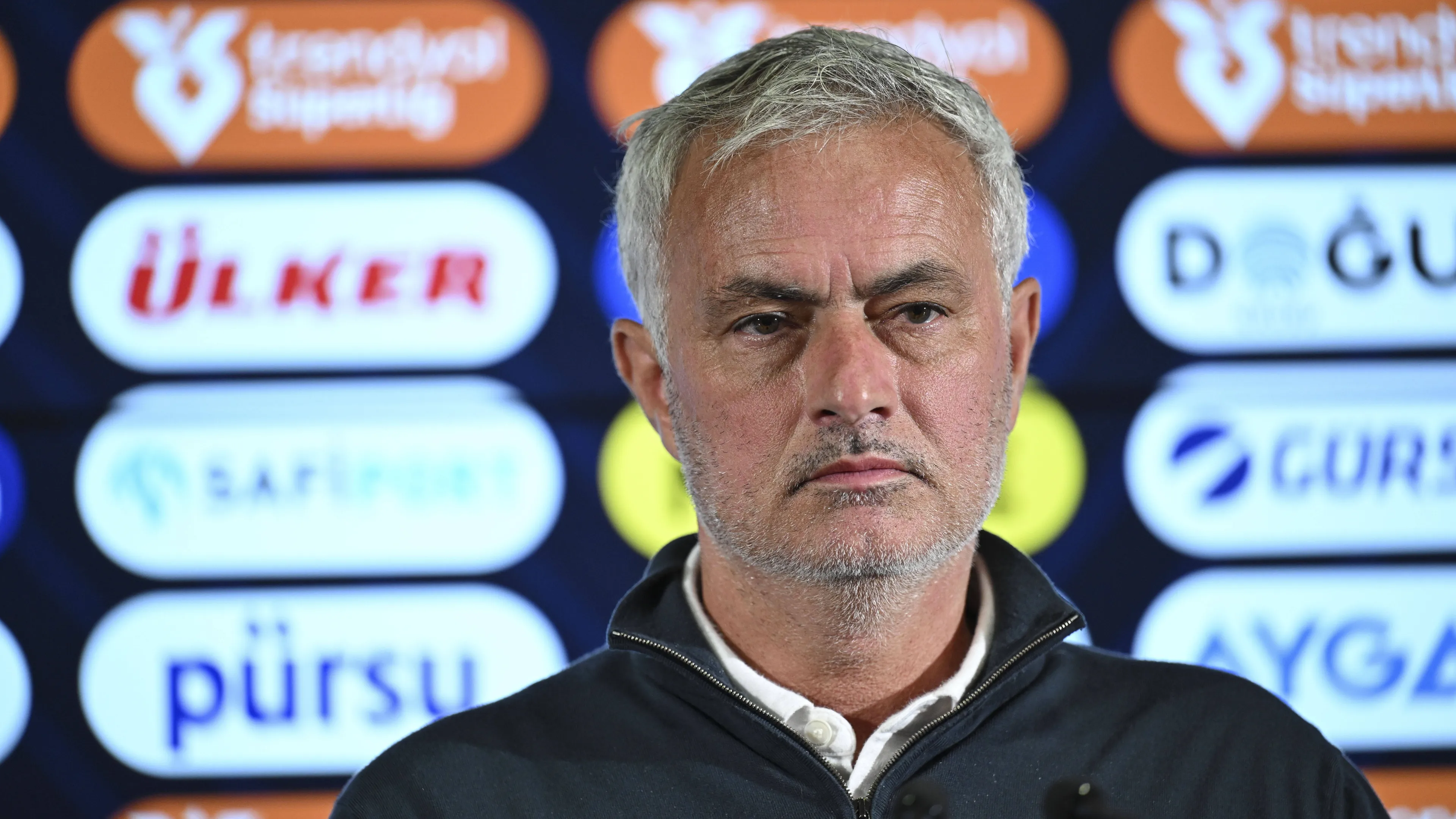 “Gliela faremo pagare”: spuntano i messaggi contro Mourinho e salta tutto in Turchia. Ecco cosa sta succedendo