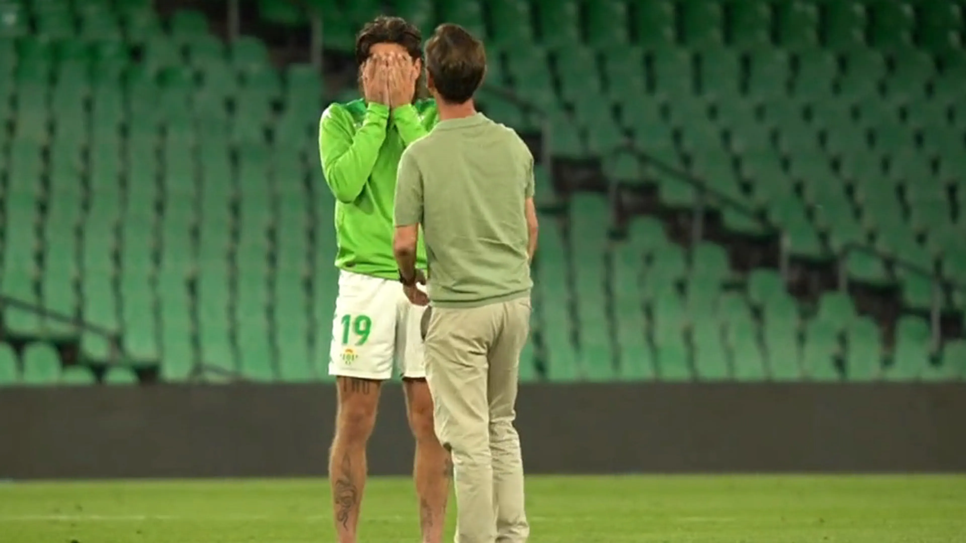 Copertina di Bellerin in lacrime dà l’addio al Betis. I compagni lanciano una raccolta fondi per acquistarlo