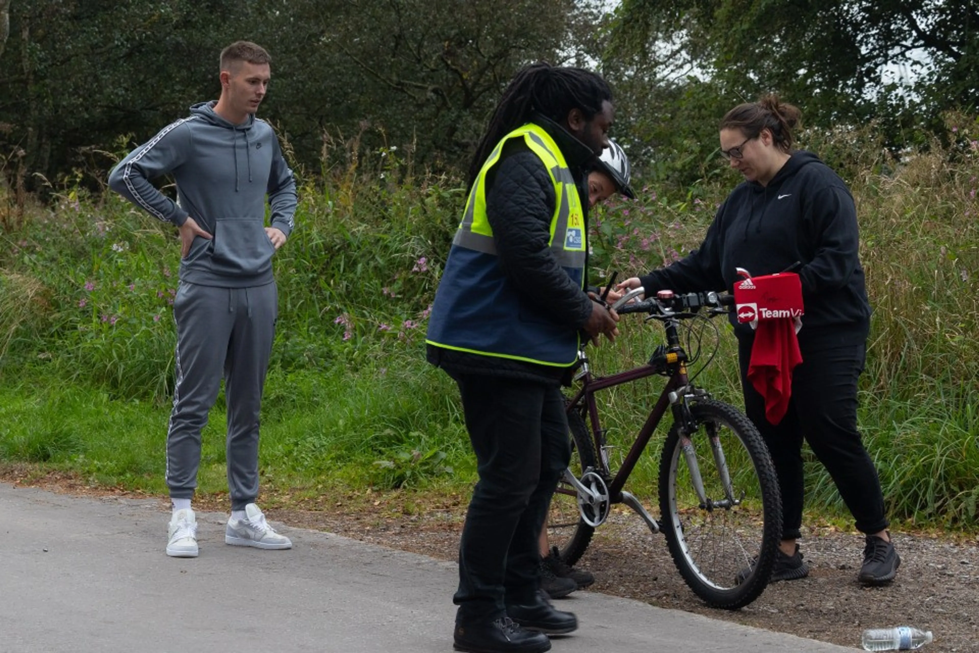 Copertina di Ciclista si schianta contro tifoso United fuori dal centro allenamento, Henderson si improvvisa soccorritore