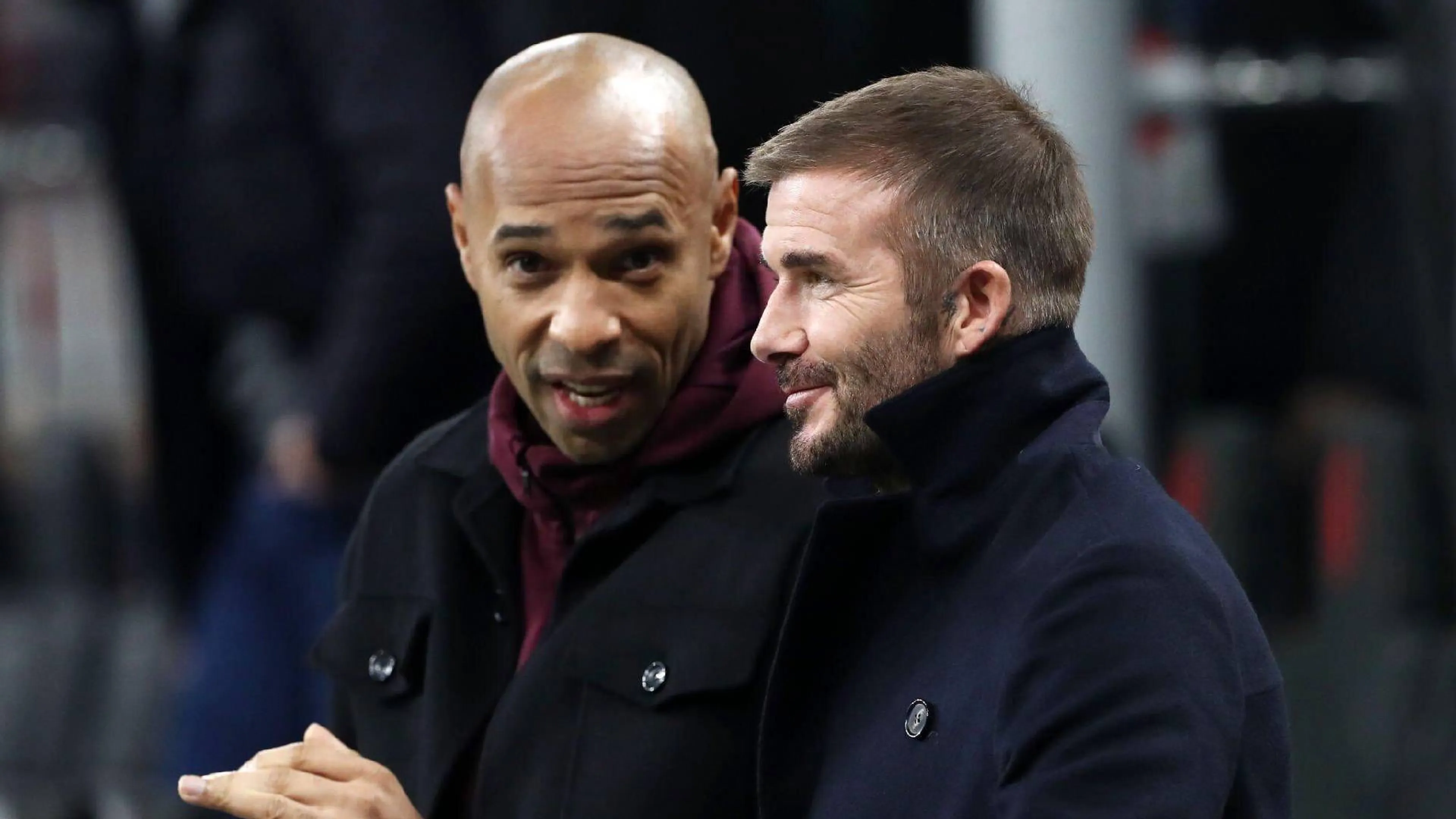 Copertina di A San Siro Henry e Beckham litigano per le patatine: è l'ennesima trovata pubblicitaria (VIDEO)