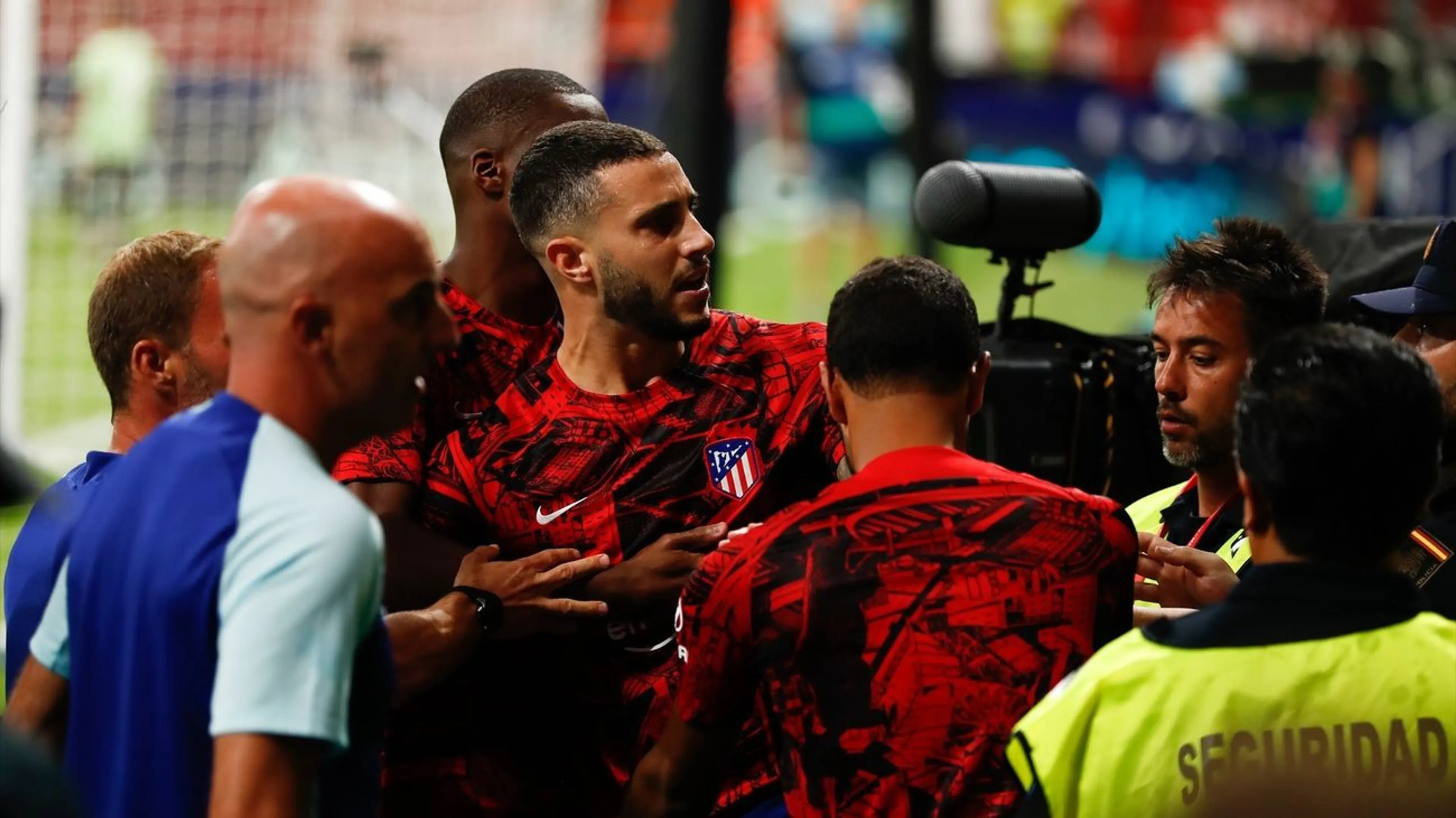 Copertina di Atlètico Madrid, tifosi insultano Griezmann, Hermoso li affronta a muso duro. Interviene la polizia (VIDEO)