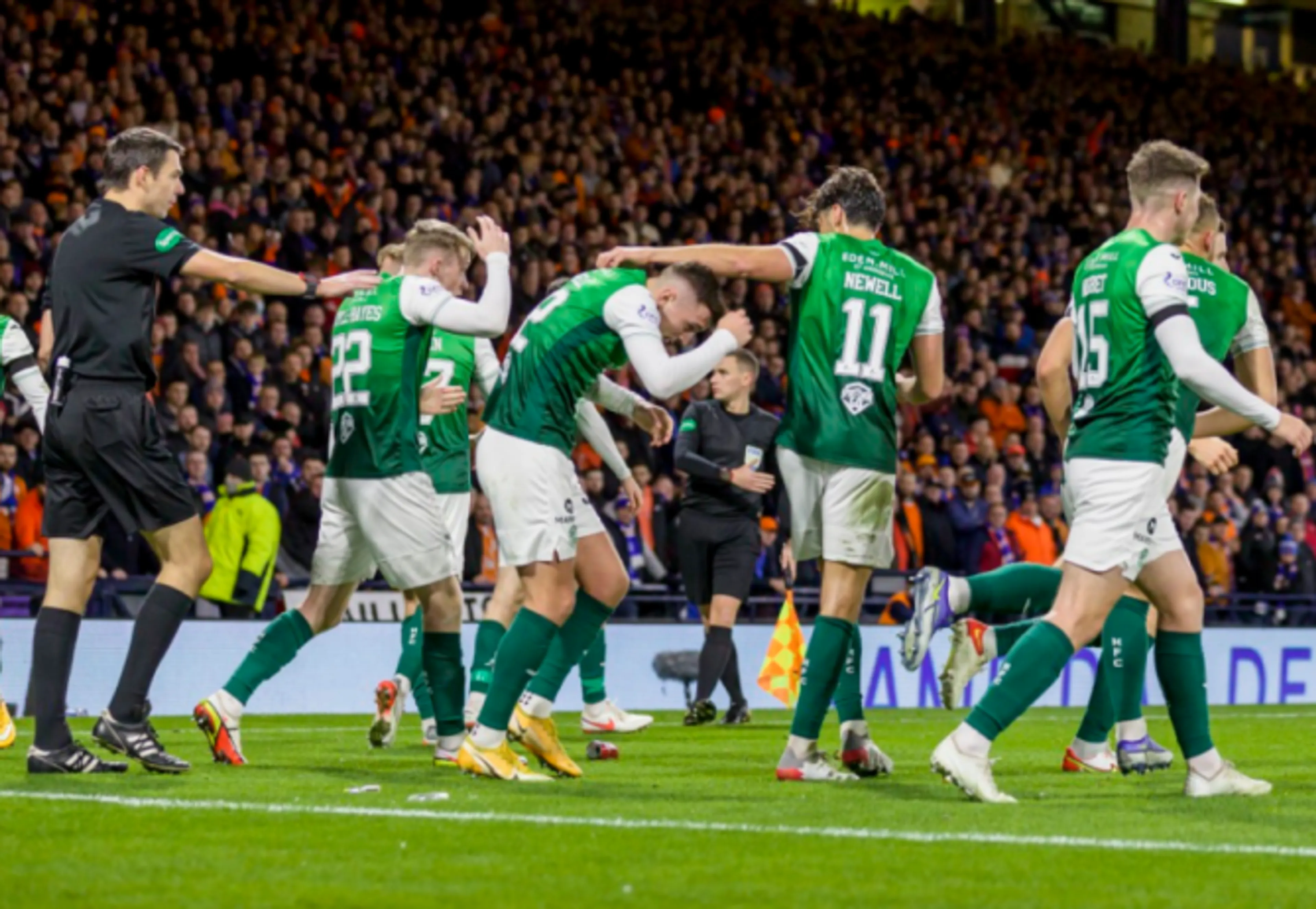 Copertina di Giocatori dell’Hibernian esultano dopo il terzo goal ai Rangers e i tifosi gli tirano di tutto