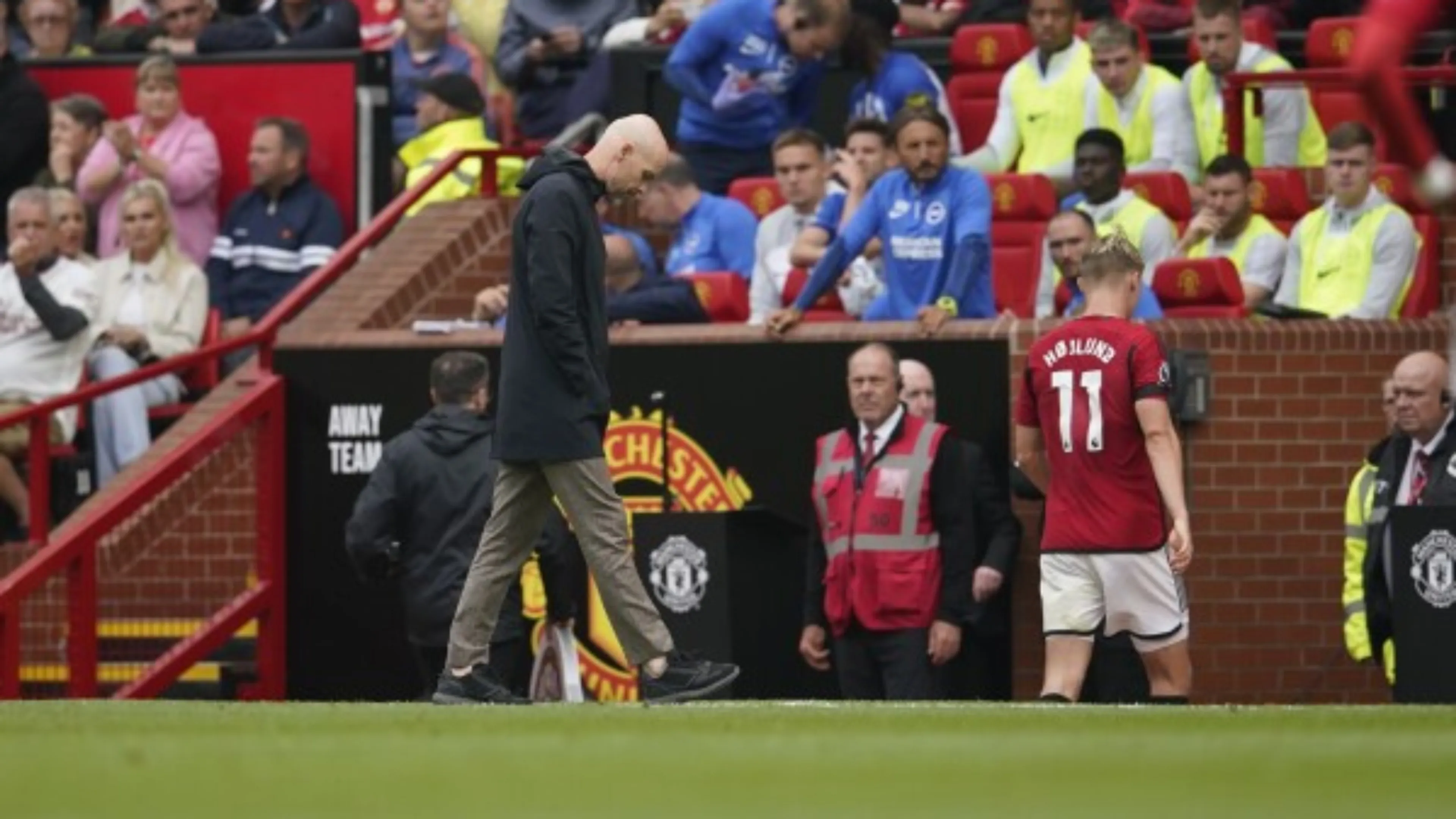 Copertina di Hojlund sostituito nella sconfitta contro il Brighton: la reazione dell'Old Trafford dice tutto (VIDEO)