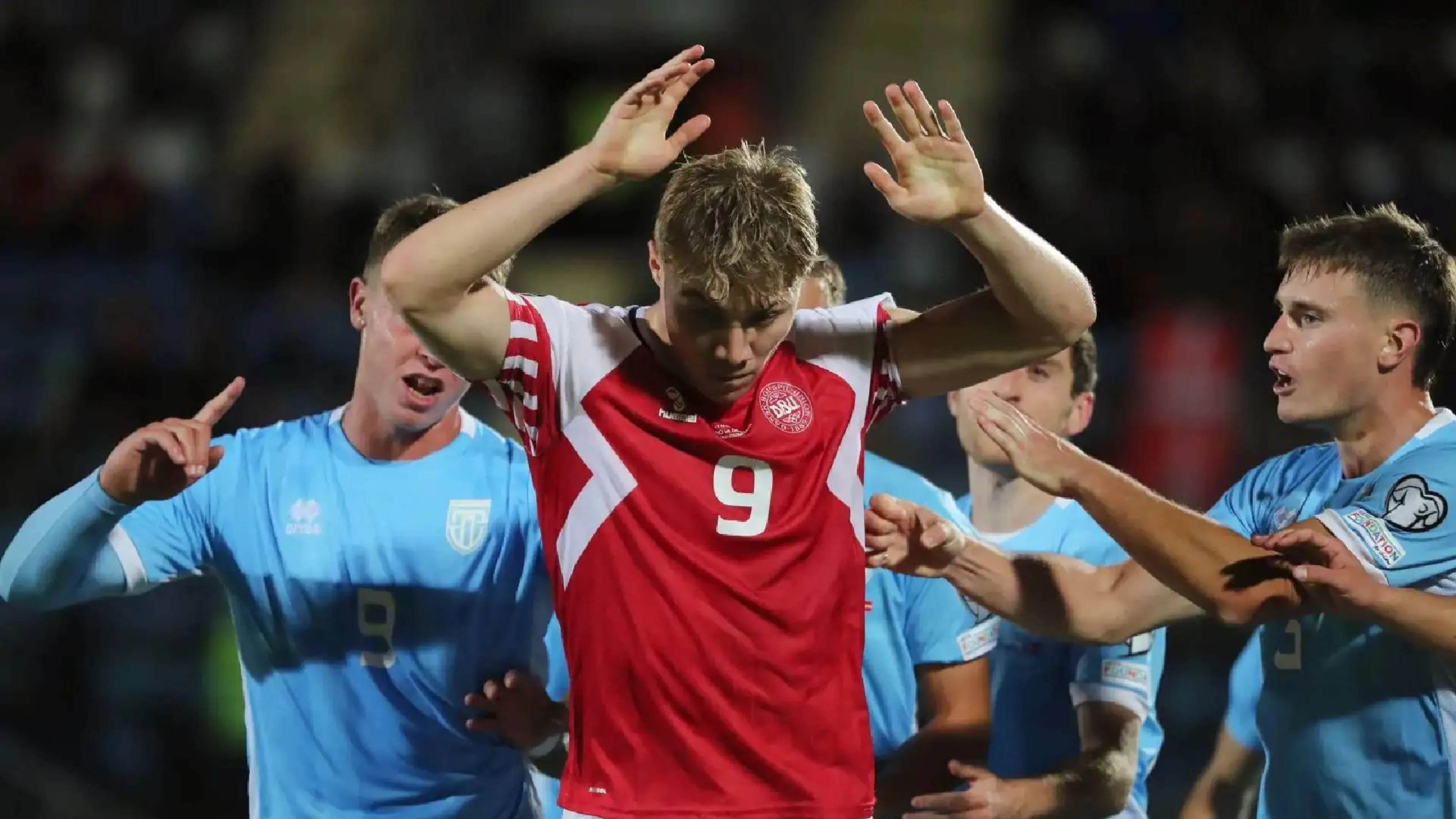 Copertina di Il durissimo attacco di Hojlund ai giocatori di San Marino: "Capisco l'italiano..."