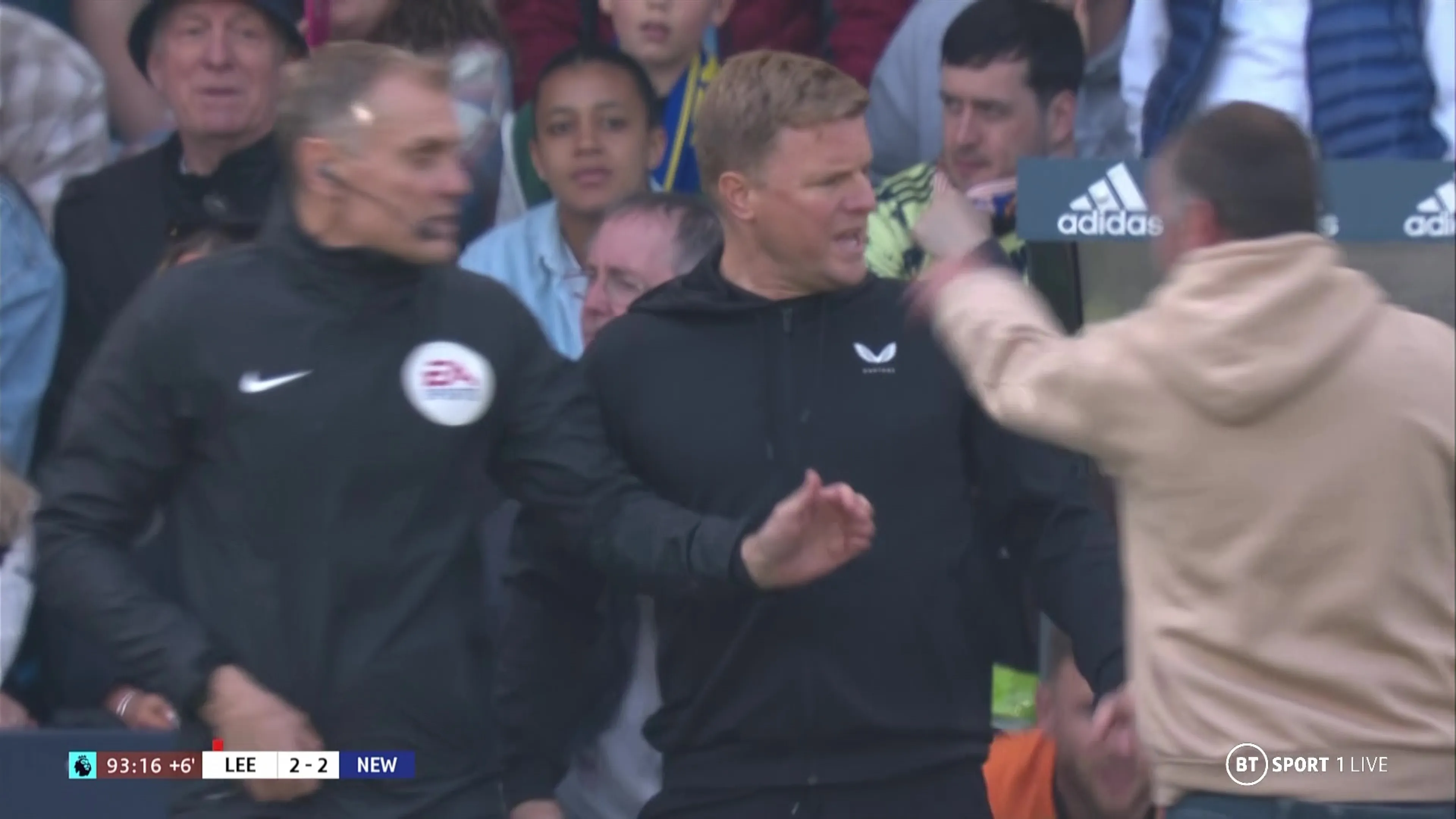 Copertina di Premier League, tifoso invade e aggredisce il manager del Newcastle Howe (VIDEO)