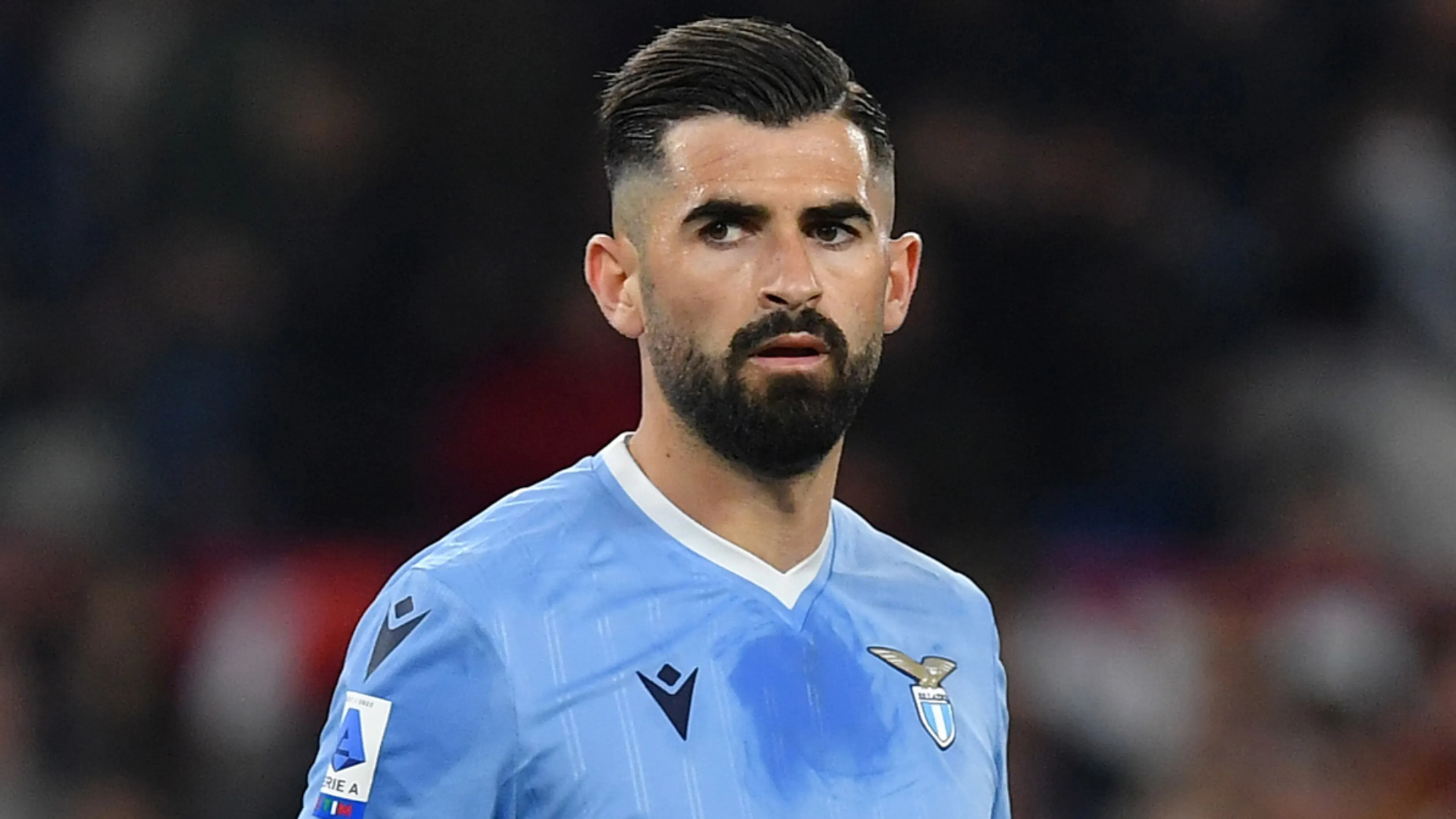 Portiere bloccate mentre l'auto prende fuoco: Hysaj ha rischiato di morire carbonizzato