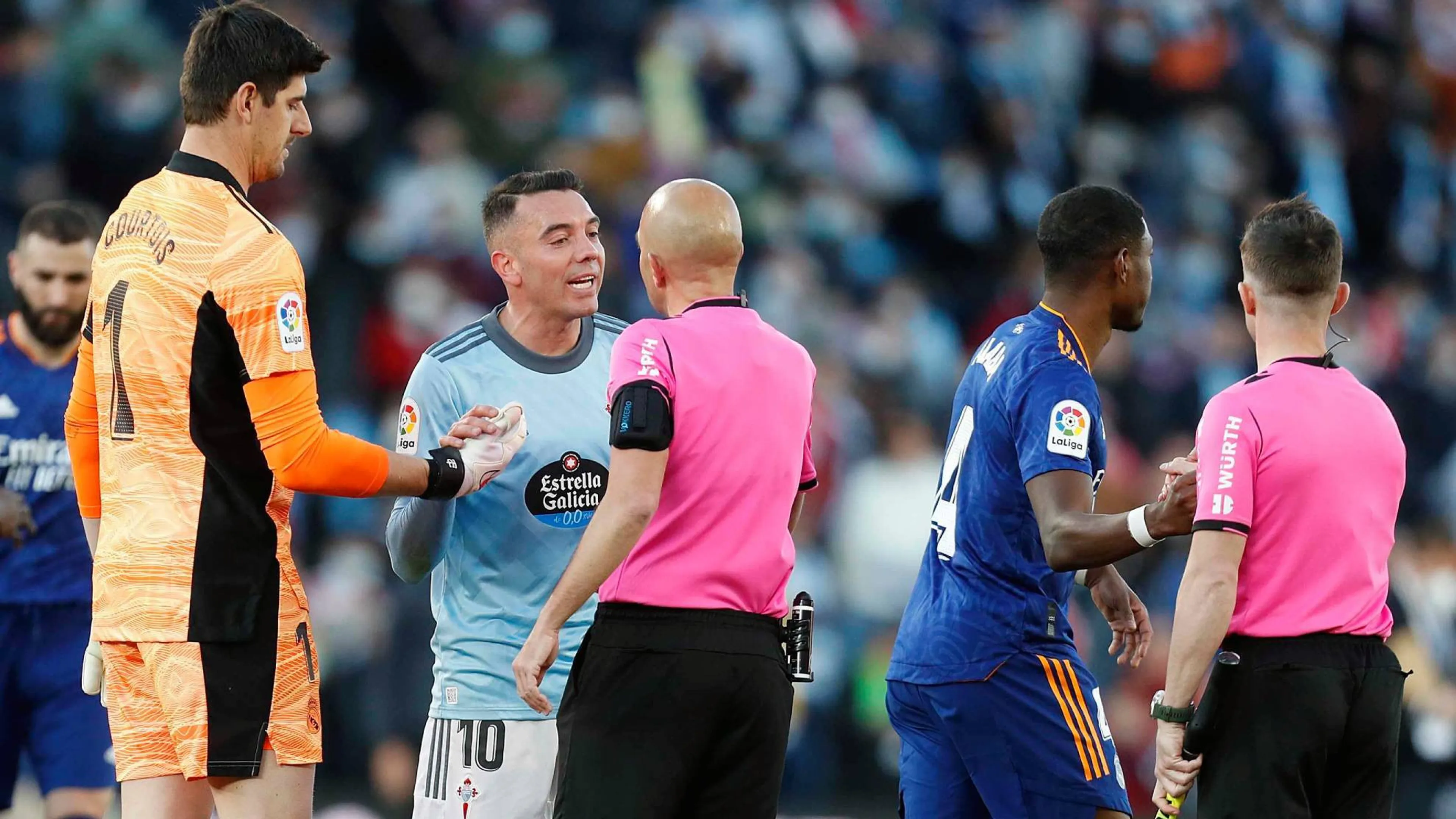 Copertina di L’accusa di Iago Aspas: “L’arbitro voleva una tripletta di Benzema”