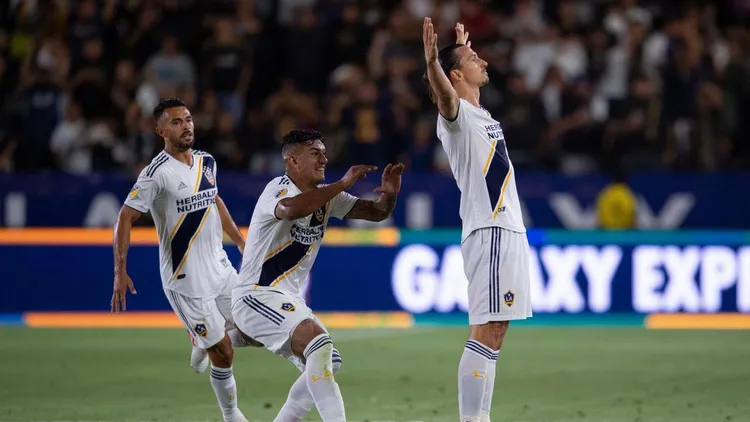 /images/i/b/r/ibra-nel-derby-di-los-angeles-2.jpg
