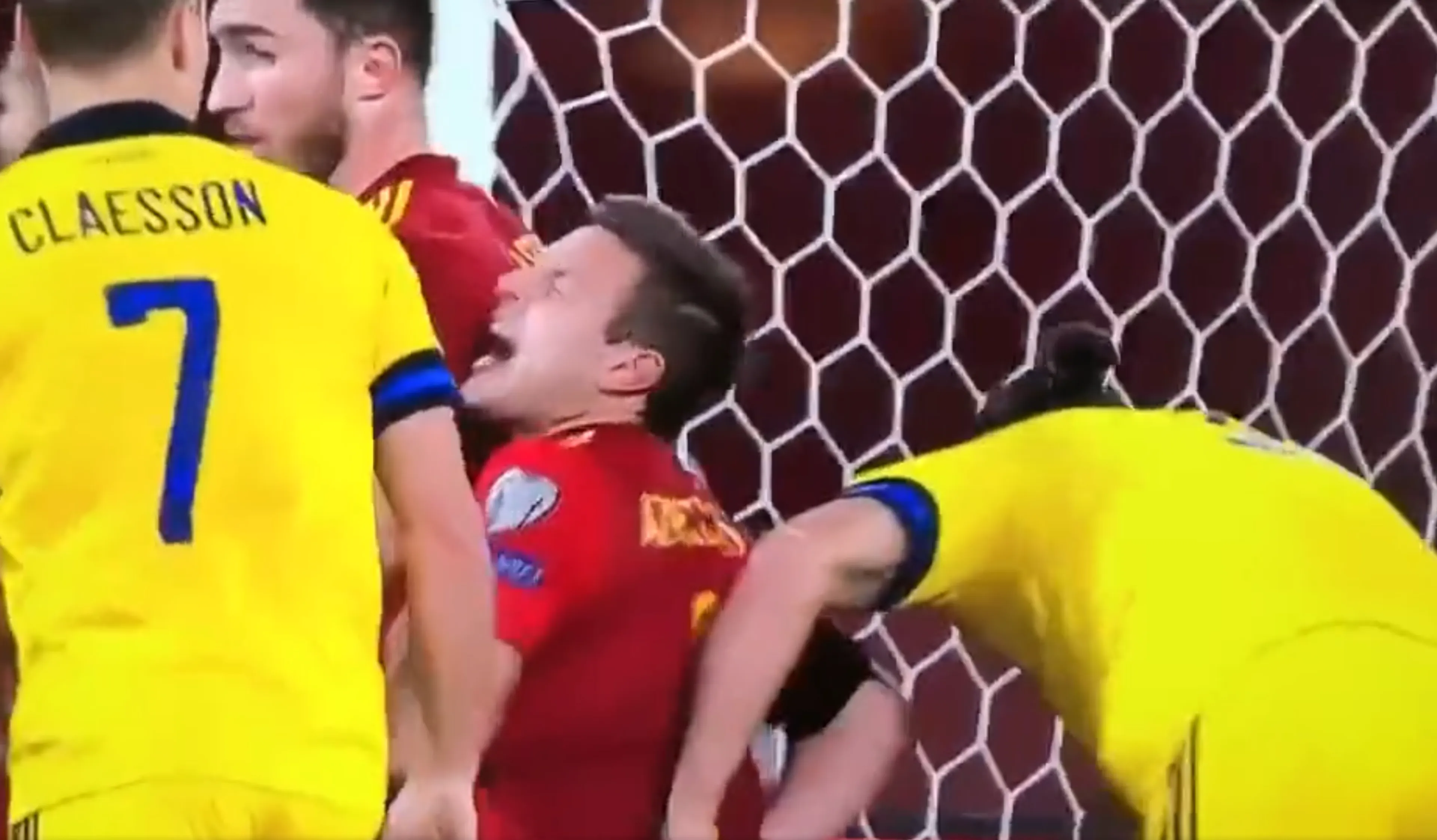 Copertina di Nervi tesi in Spagna-Svezia, Ibra perde la testa e stende Azpilicueta: salterà semifinale playoff