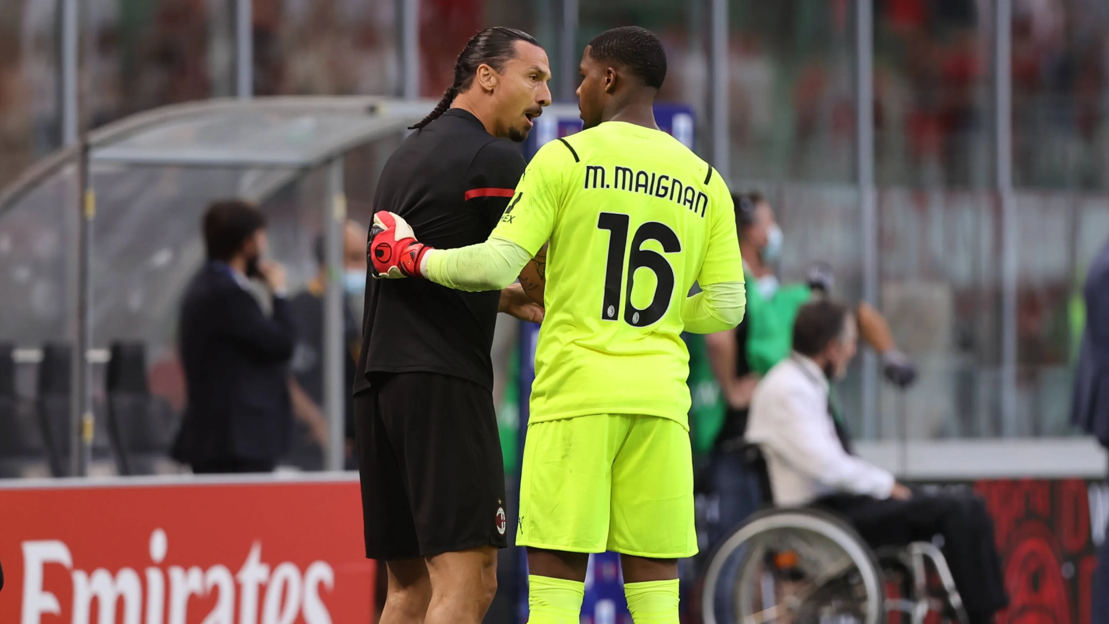 Copertina di Lungo confronto tra Ibra e Maignan nel parcheggio di San Siro. Il retroscena