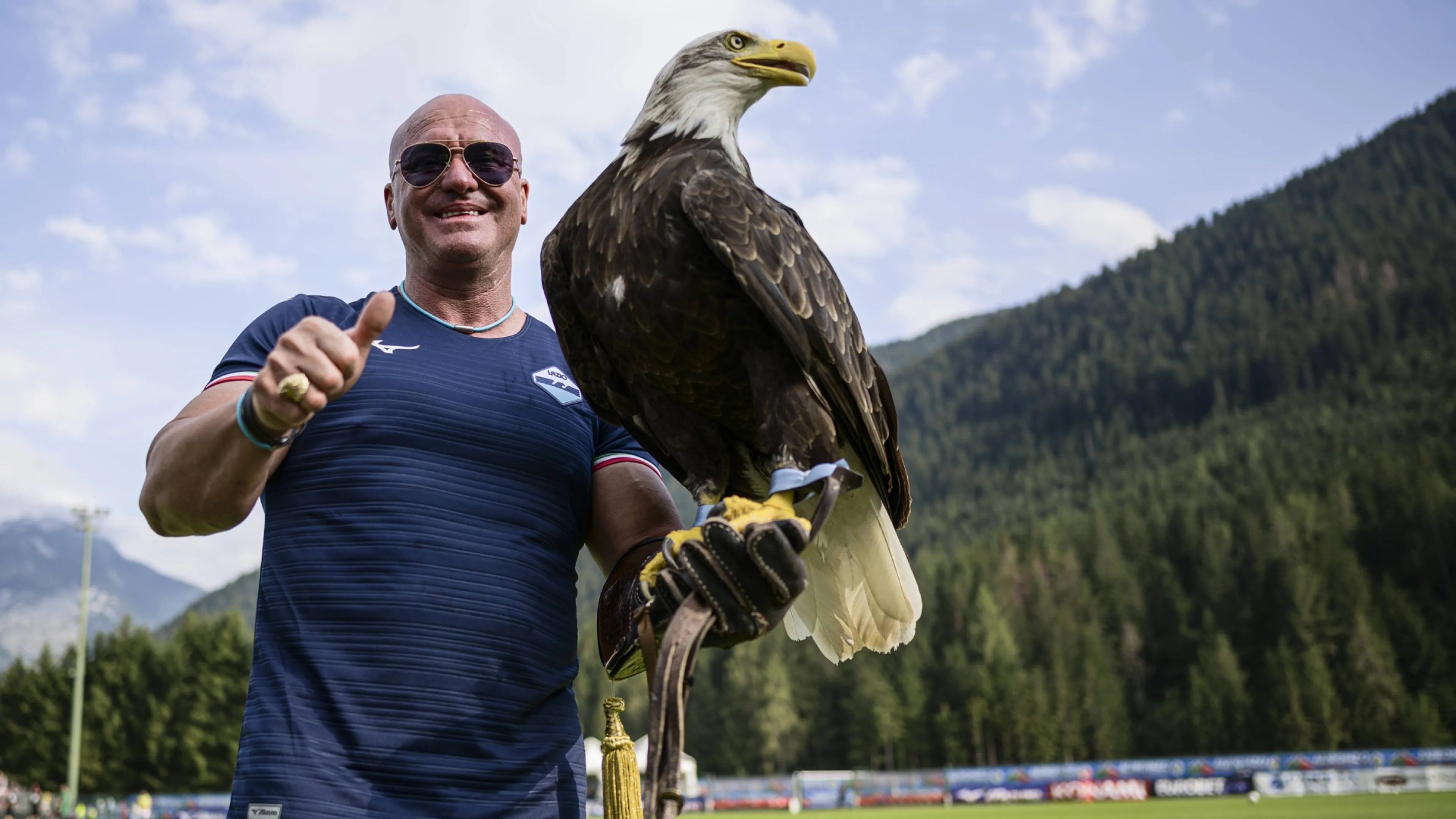 Copertina di Dopo 2 settimane il falconiere Juan Bernabé è ancora chiuso a Formello: "Trattato come un delinquente!". Ecco perché la Lazio non può mandarlo via