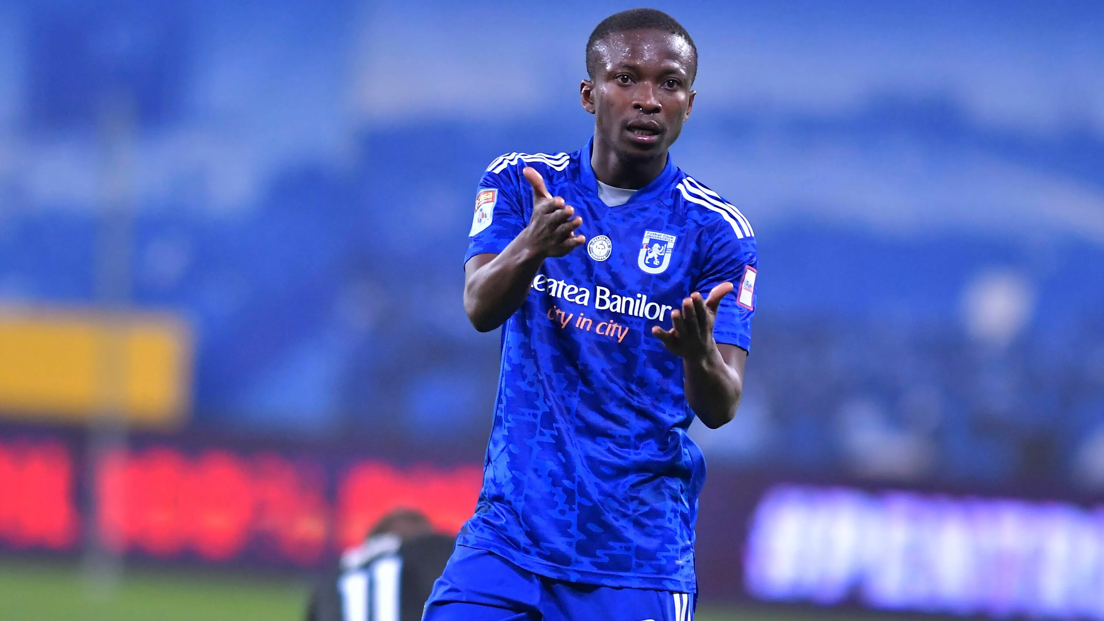 Tragedia nel campionato cinese, terribile incidente in campo per Samuel Asamoah: rischia la paralisi (VIDEO) 