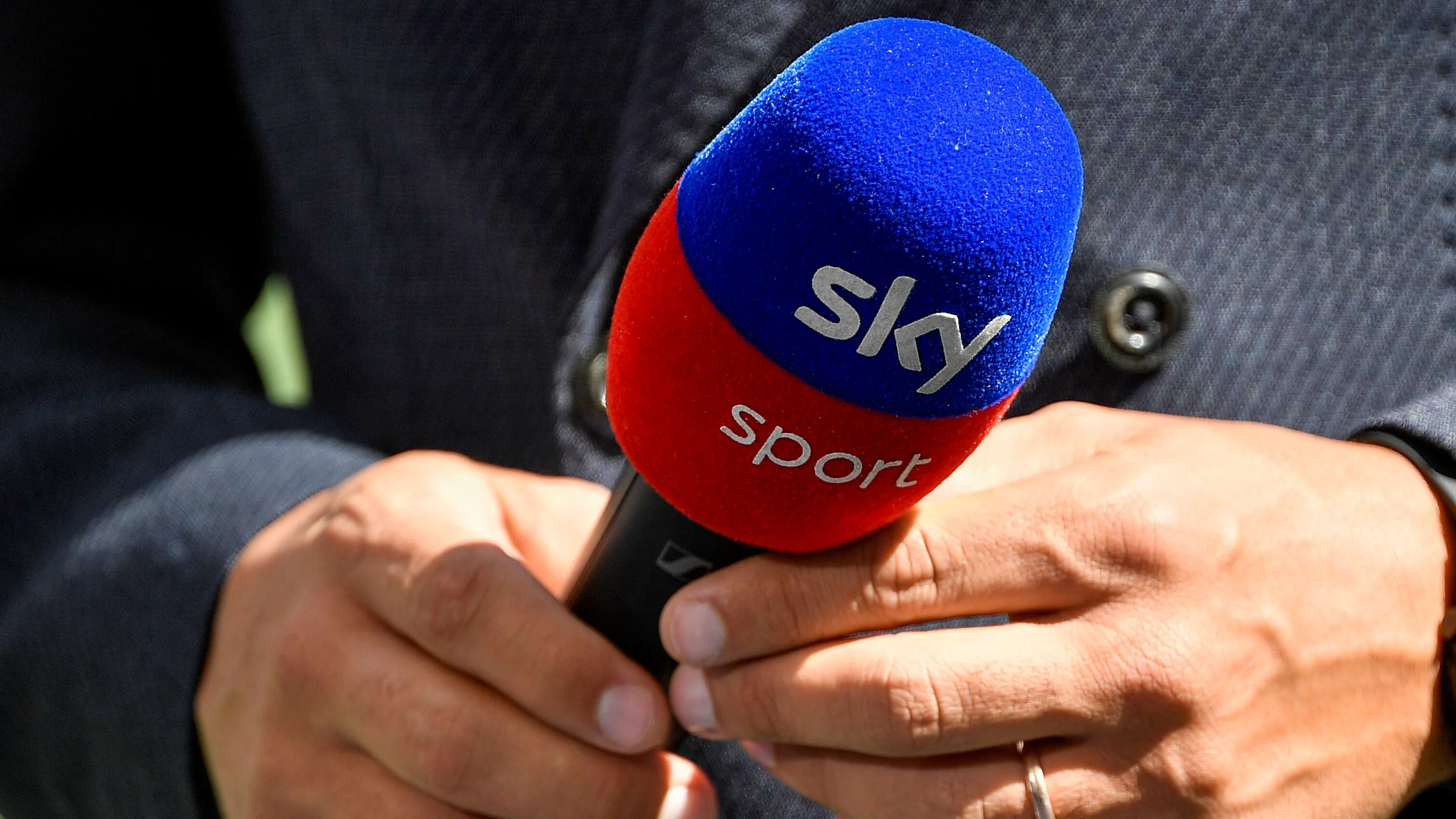 Dietrofront Sky: niente licenziamento per gli stagisti tifosi. Ecco la "punizione" per loro