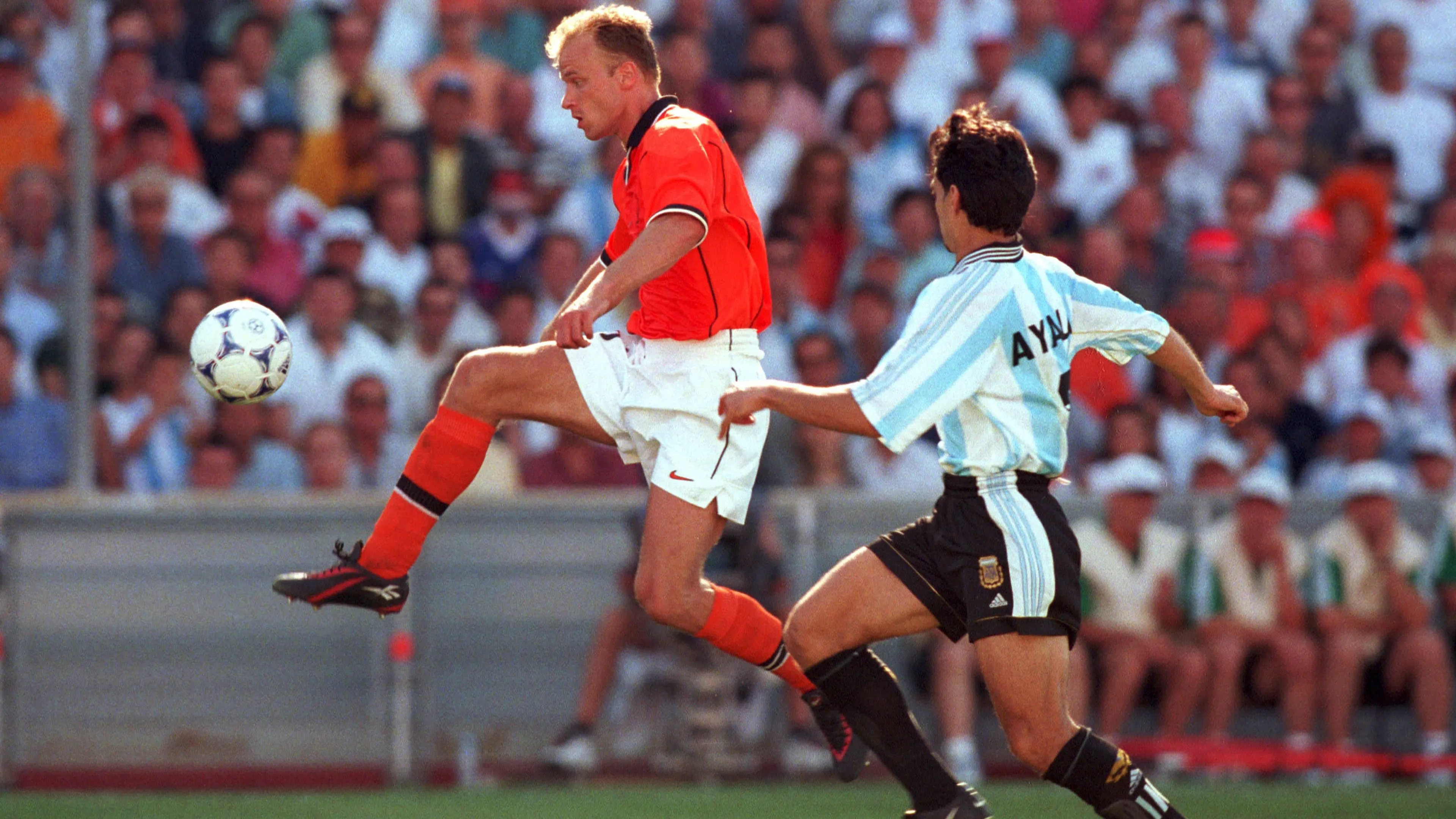 AMARCORD | 4 luglio 1998, Olanda-Argentina 2-1: il gol capolavoro di Bergkamp