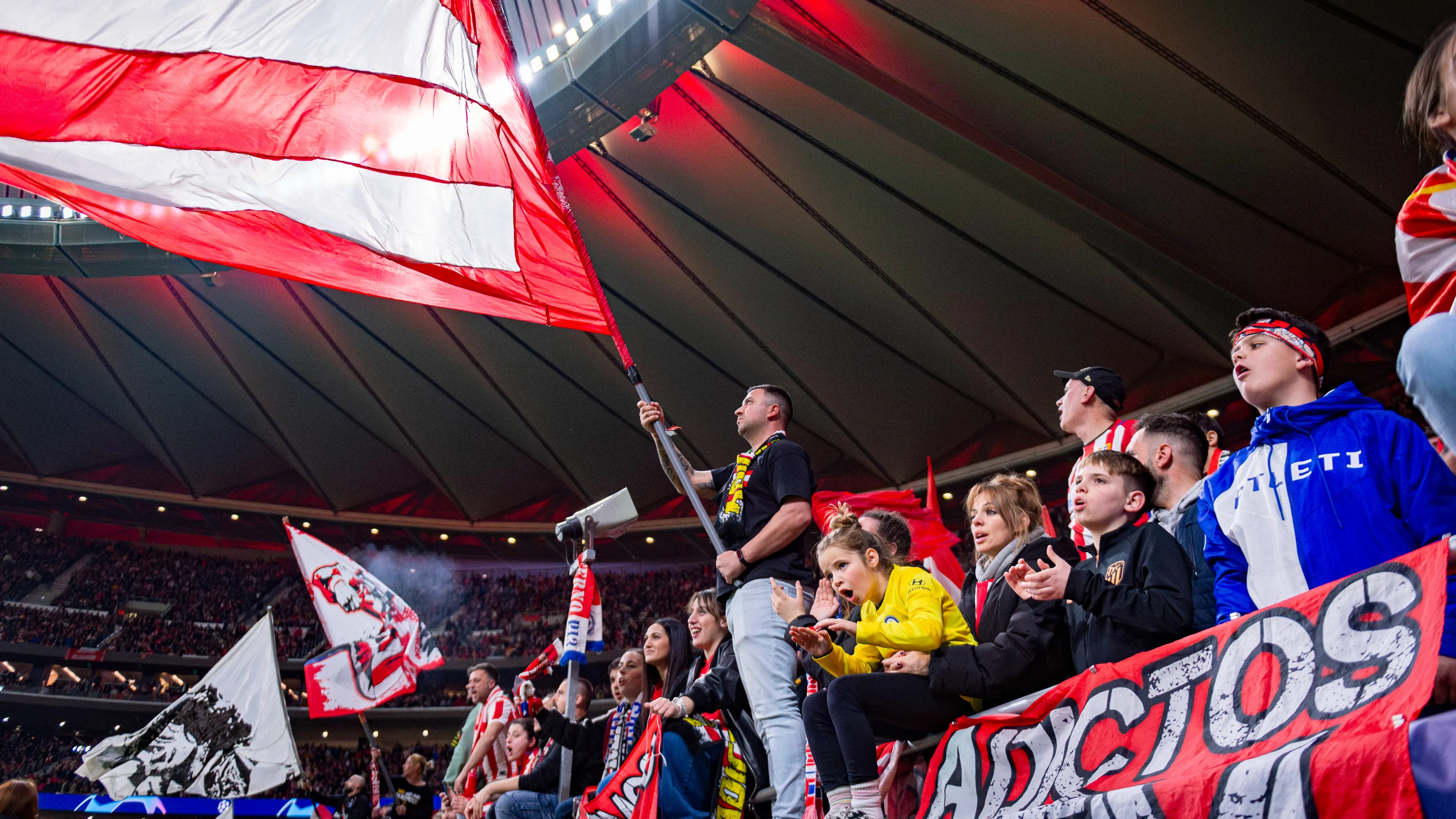 Atletico Madrid-Inter, sugli spalti spunta una bandiera della Roma: il motivo