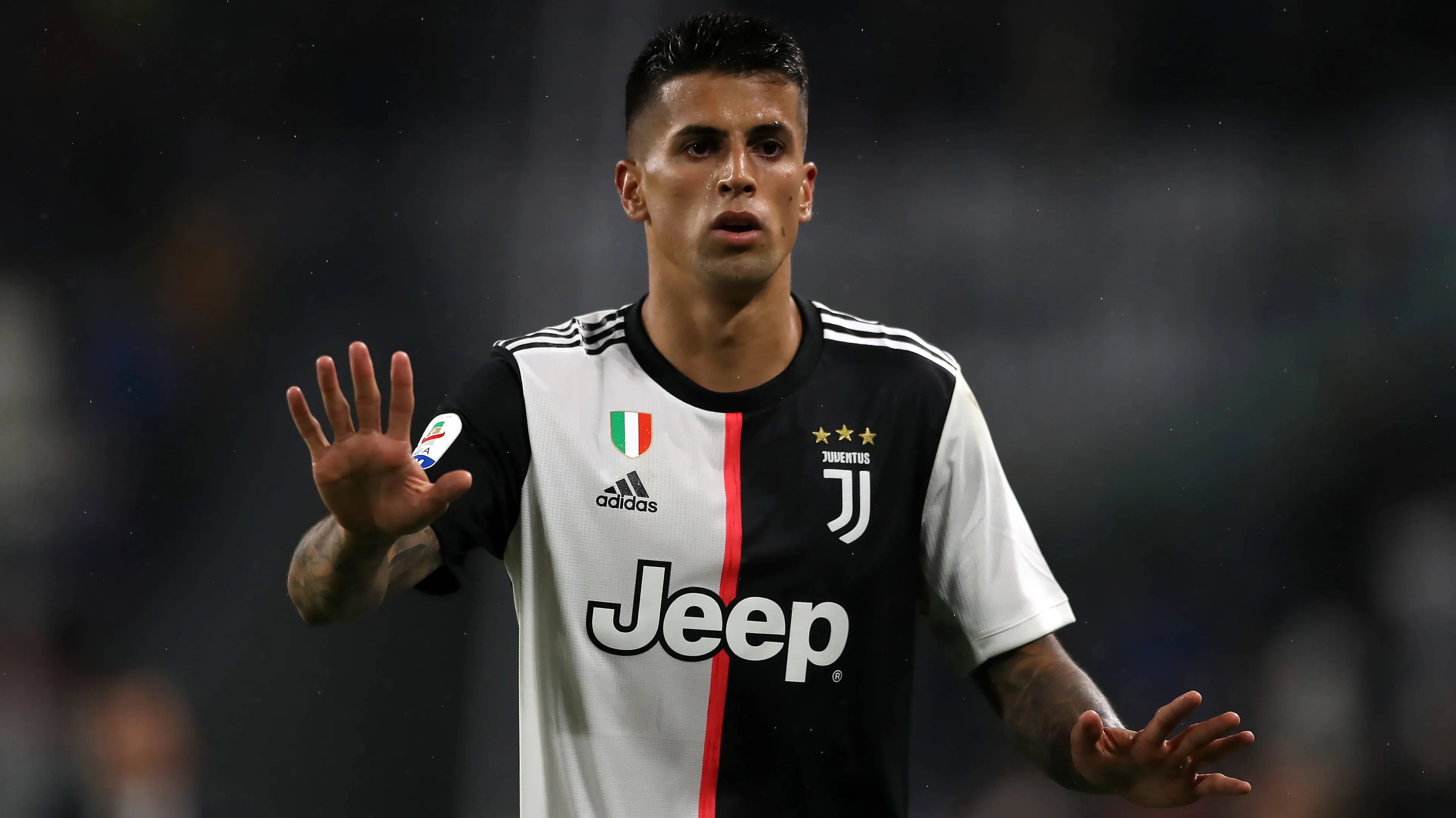 Cancelo ma che fai? L'ex Inter e Juve aggredisce un passeggero in aereo