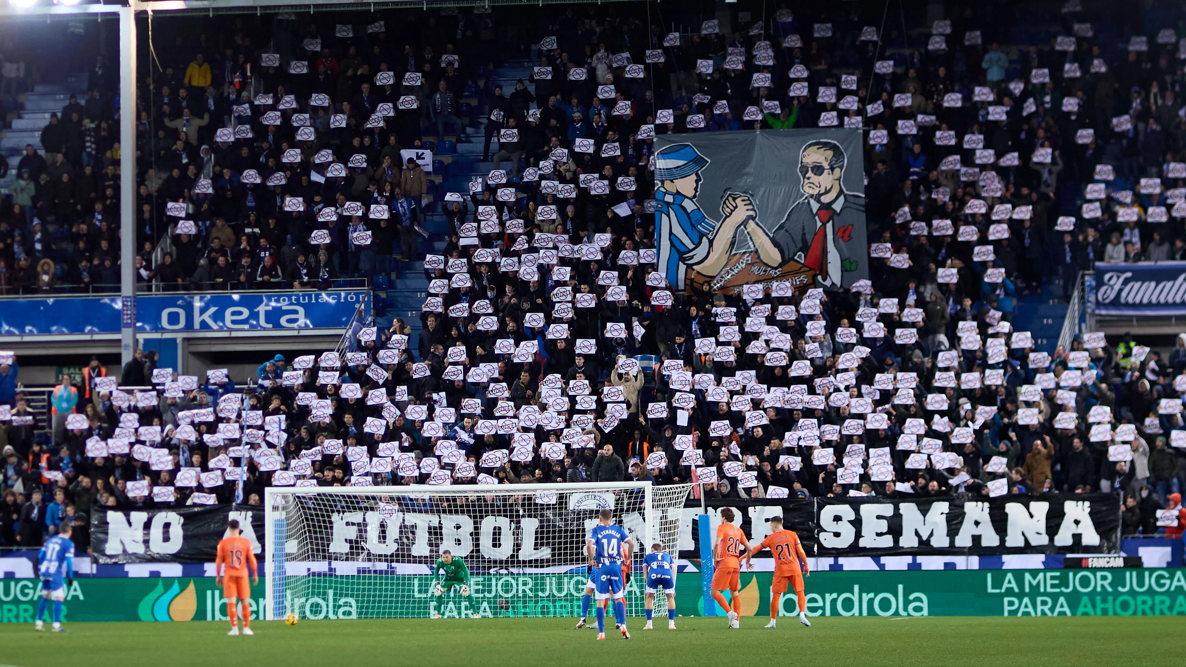 La protesta del calcio spagnolo dopo la decisione di giocare Villarreal-Barcellona a Miami: ecco cos'hanno fatto i giocatori  