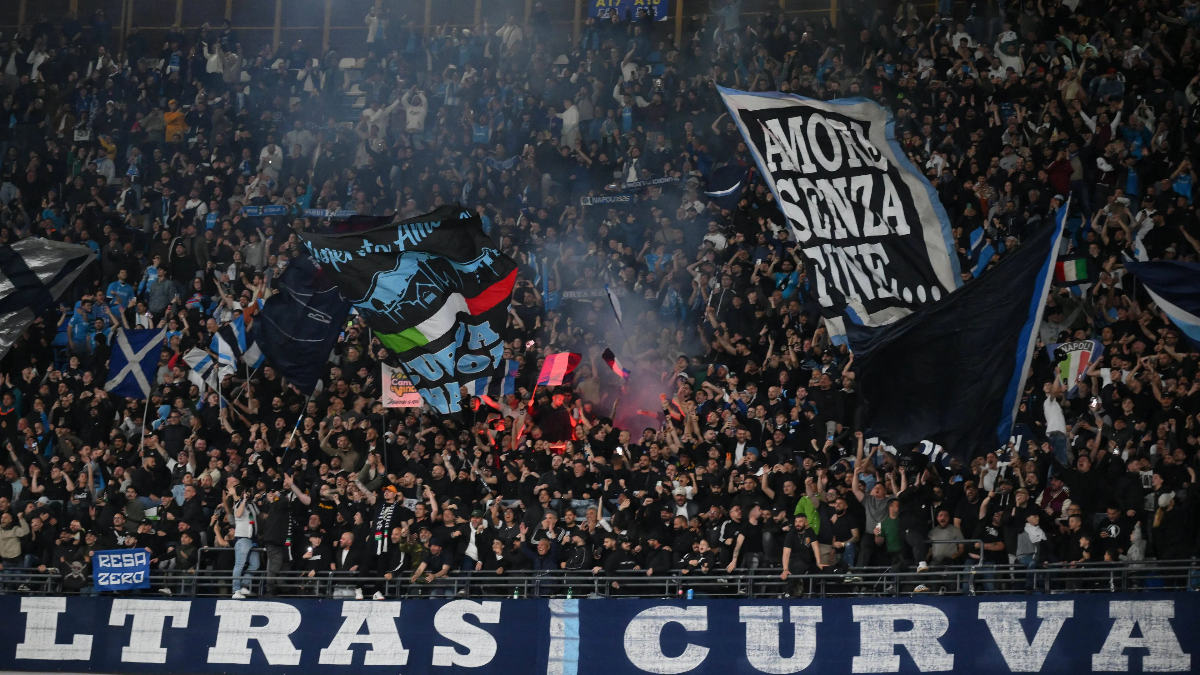 Napoli-Sporting, alta tensione prima del match: scontri tra tifosi in centro 