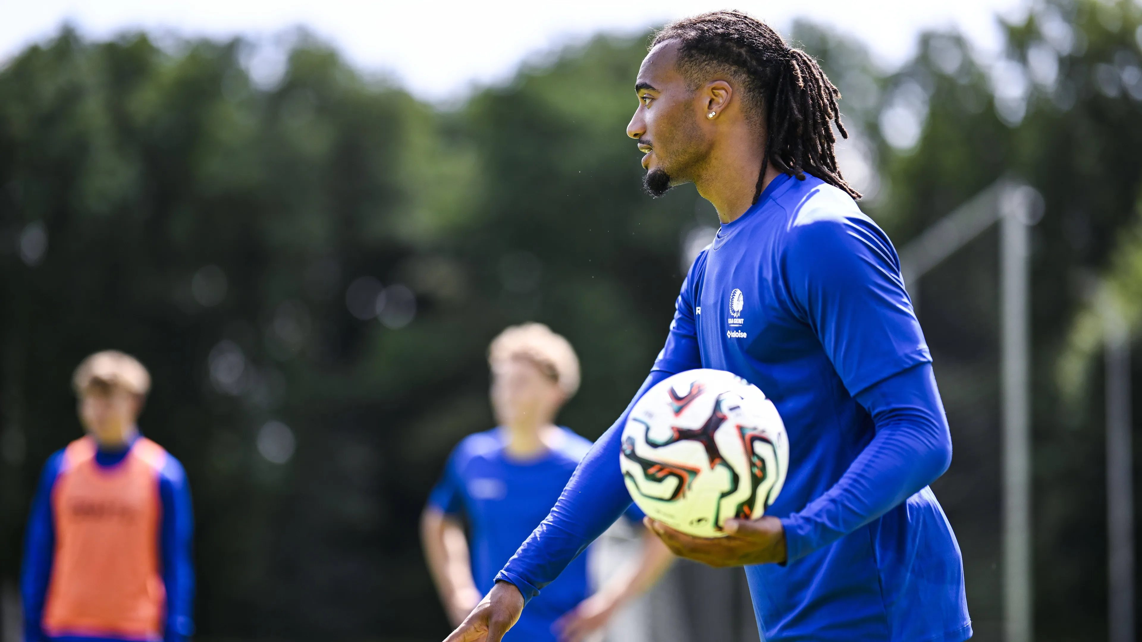 Calciomercato Milan, sfuma già Archie Brown? Accordo nella notte tra Gent e Fenerbahce