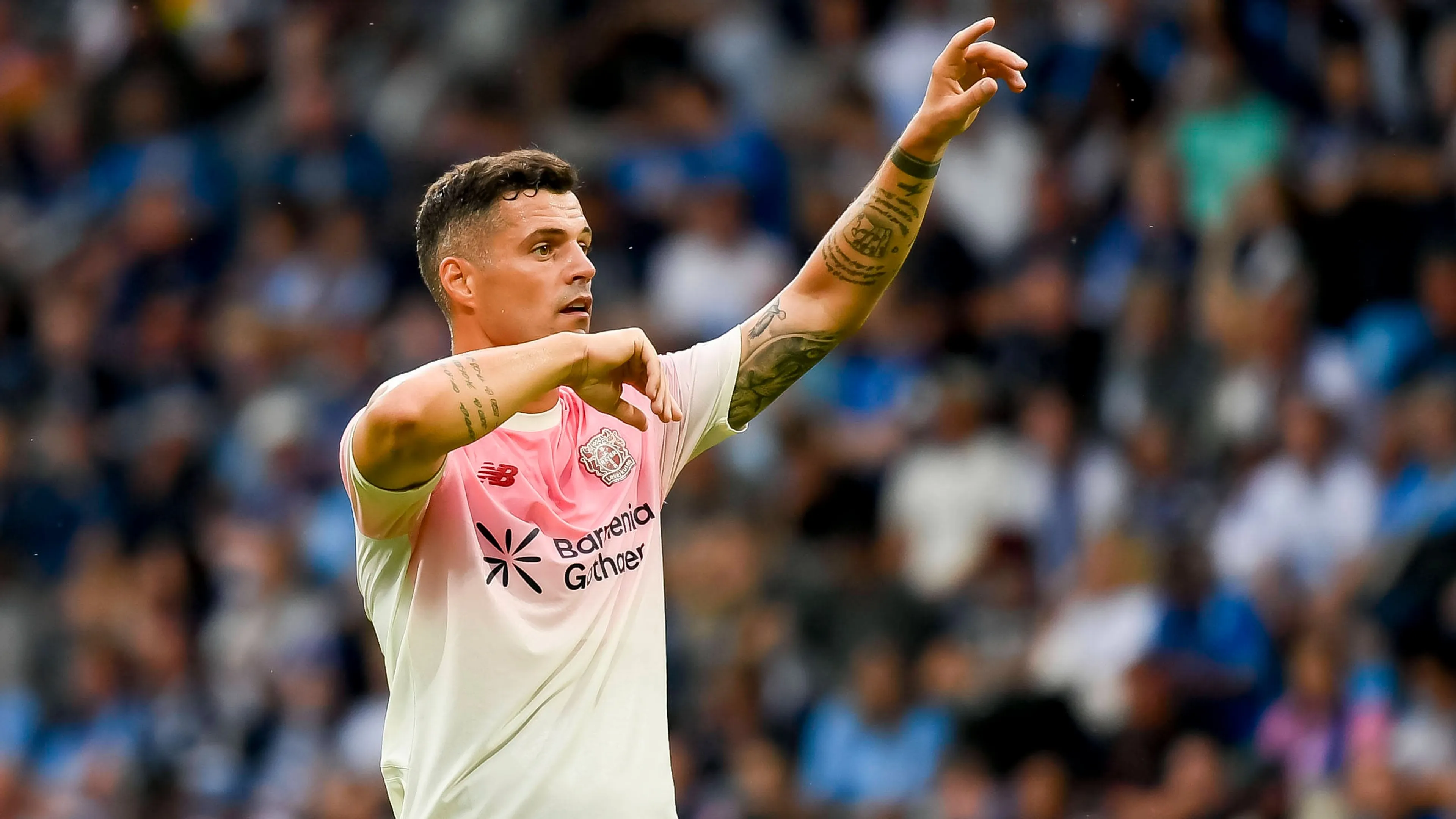 Xhaka-Suderland, presentazione ai limiti del surreale: il video è virale. La reazione incredula dei tifosi