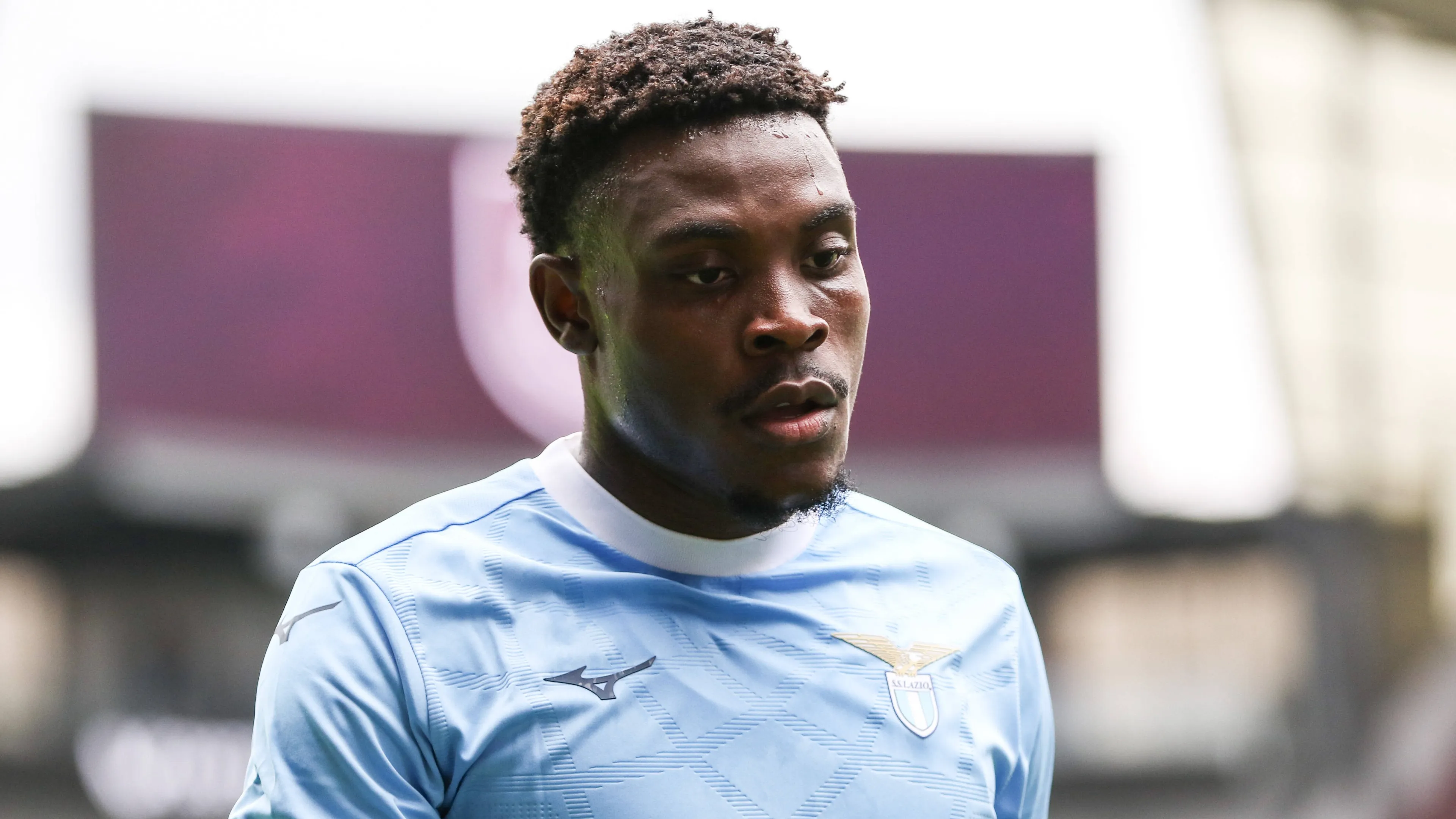 Lazio, giallo Dele-Bashiru: è recuperato ma il club non lo reintegra. I tempi potrebbero essere molto più lunghi del previsto...