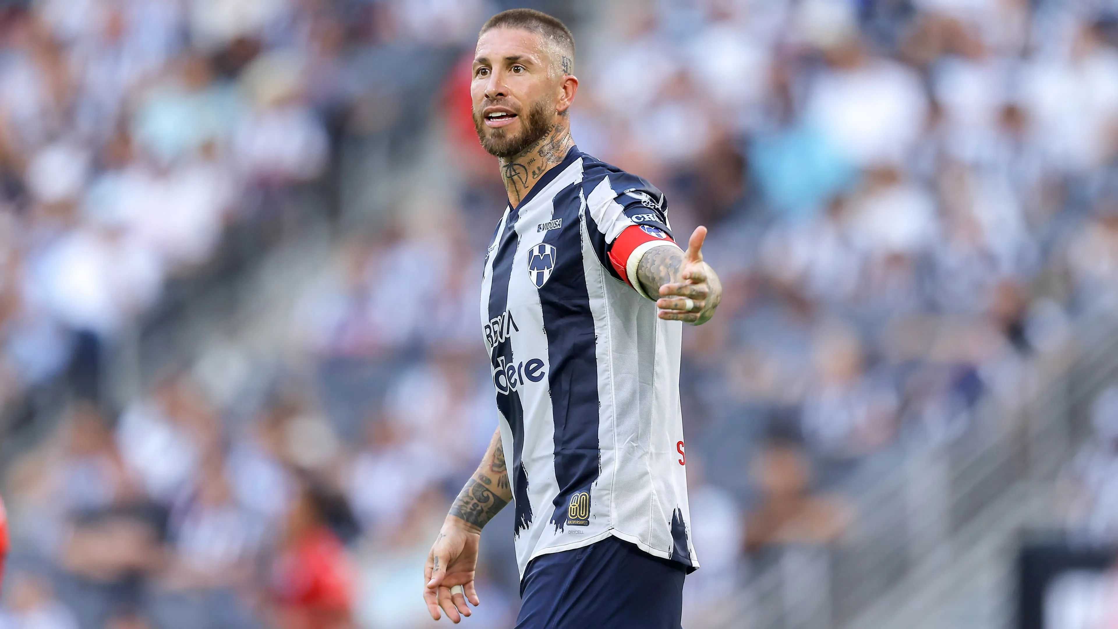 Ryanair sbeffeggia Sergio Ramos per la sua canzone: "Mai sui nostri aerei". E lui risponde così