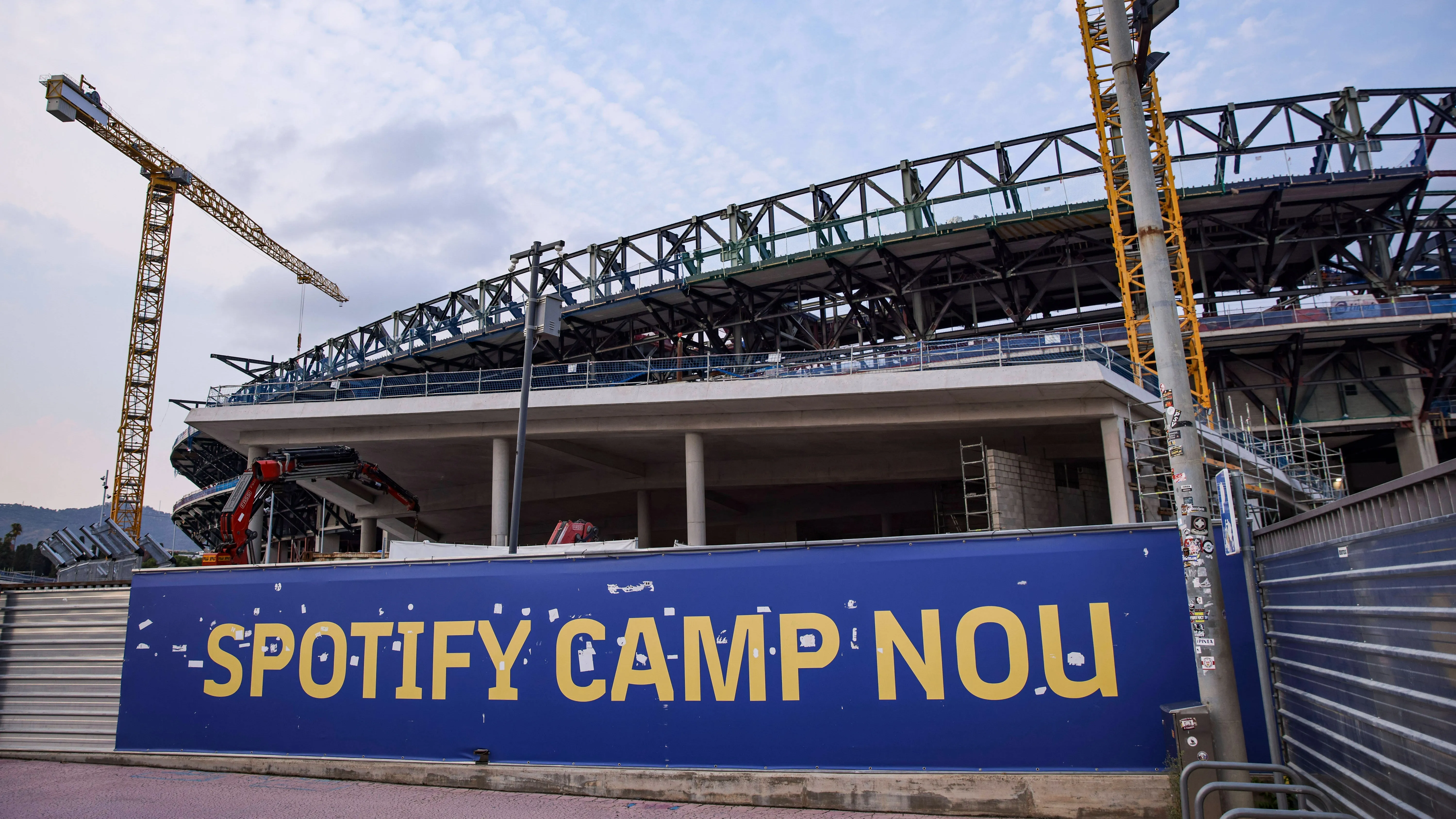 Gru al lavoro al Camp Nou