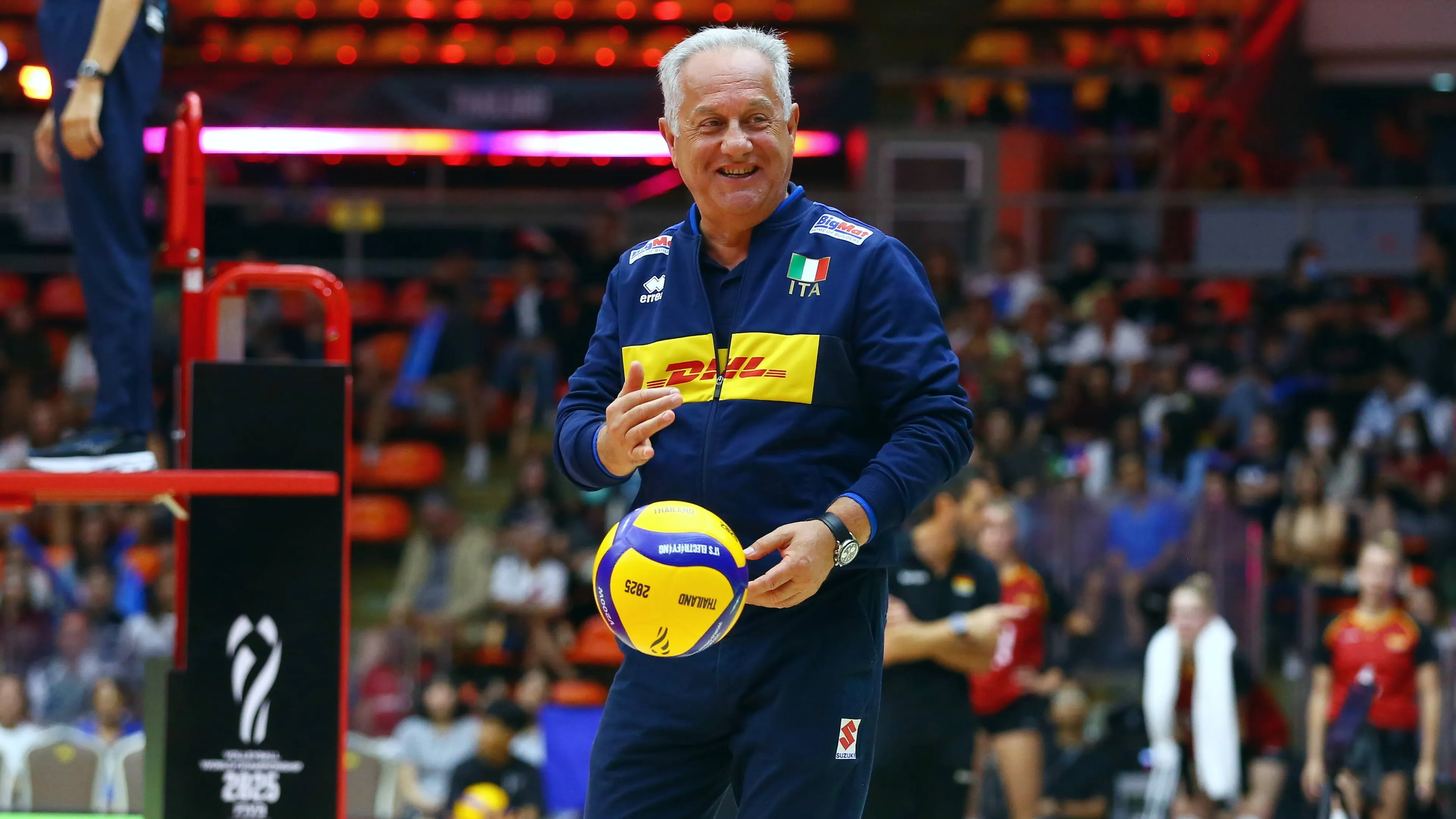 Velasco dopo aver vinto il Mondiale femminile di pallavolo: "Non invidio i colleghi del calcio"
