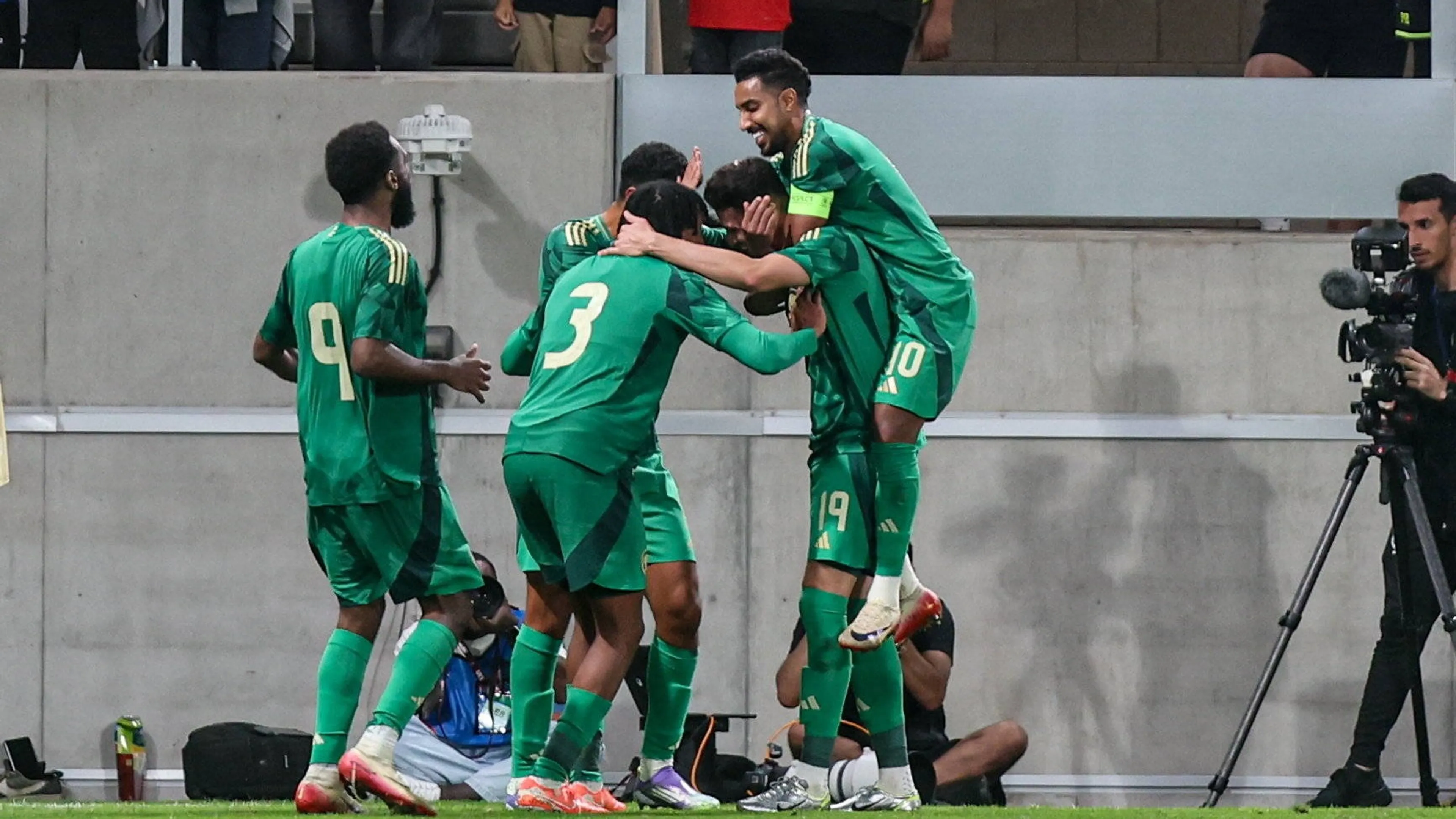 L'Arabia Saudita si qualifica ai Mondiali 2026: bonus assurdi e giocatori coperti d'oro