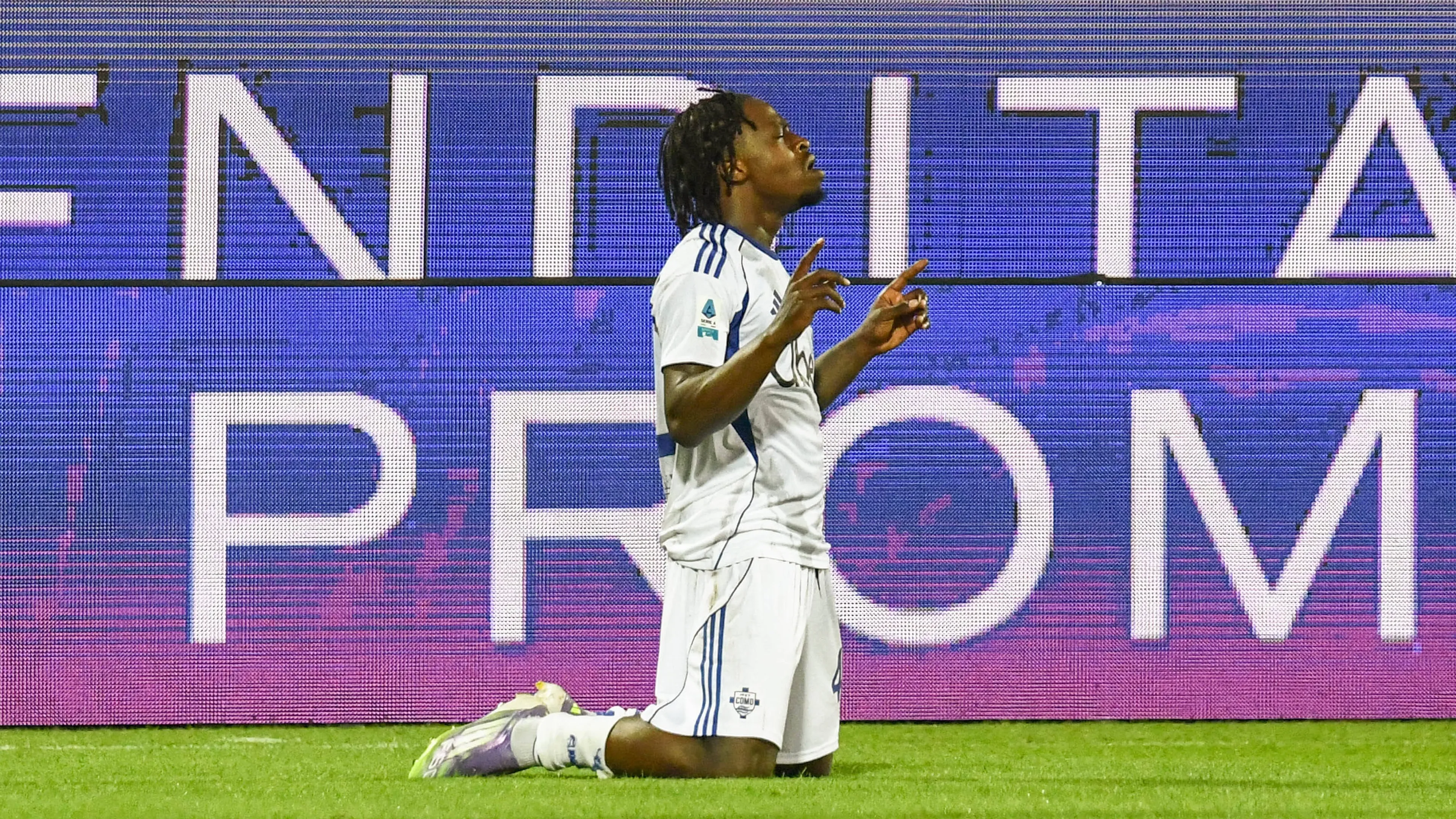 Chi è Jayden Addai? L'ultima intuizione del Como di Fabregas