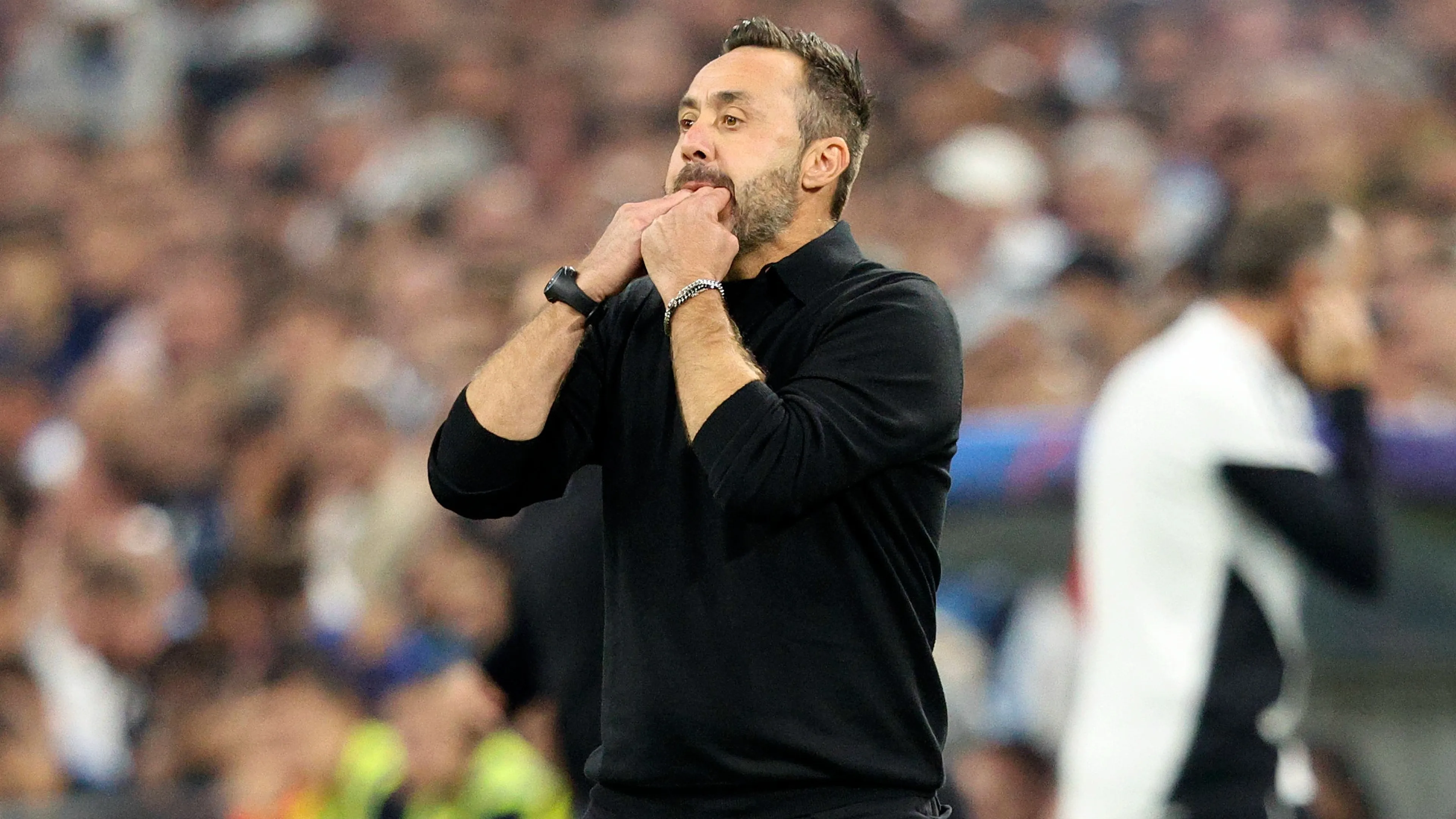 De Zerbi si traveste da VAR contro l'Atalanta: mostra il tablet con il presunto fallo all'arbitro