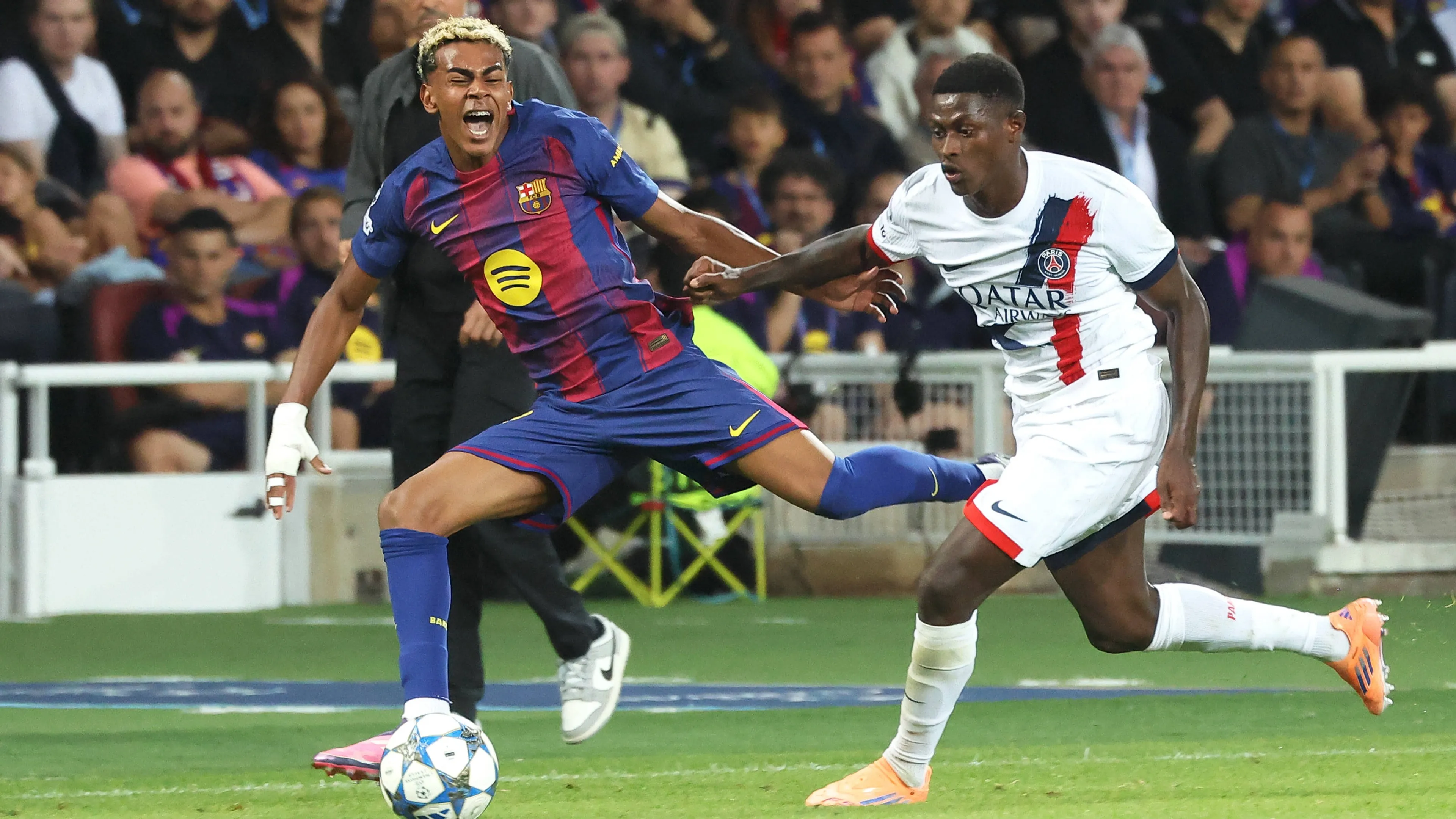 Champions League, i tifosi del Barcellona protestano per il gol decisivo del PSG: "Era irregolare!" (FOTO)