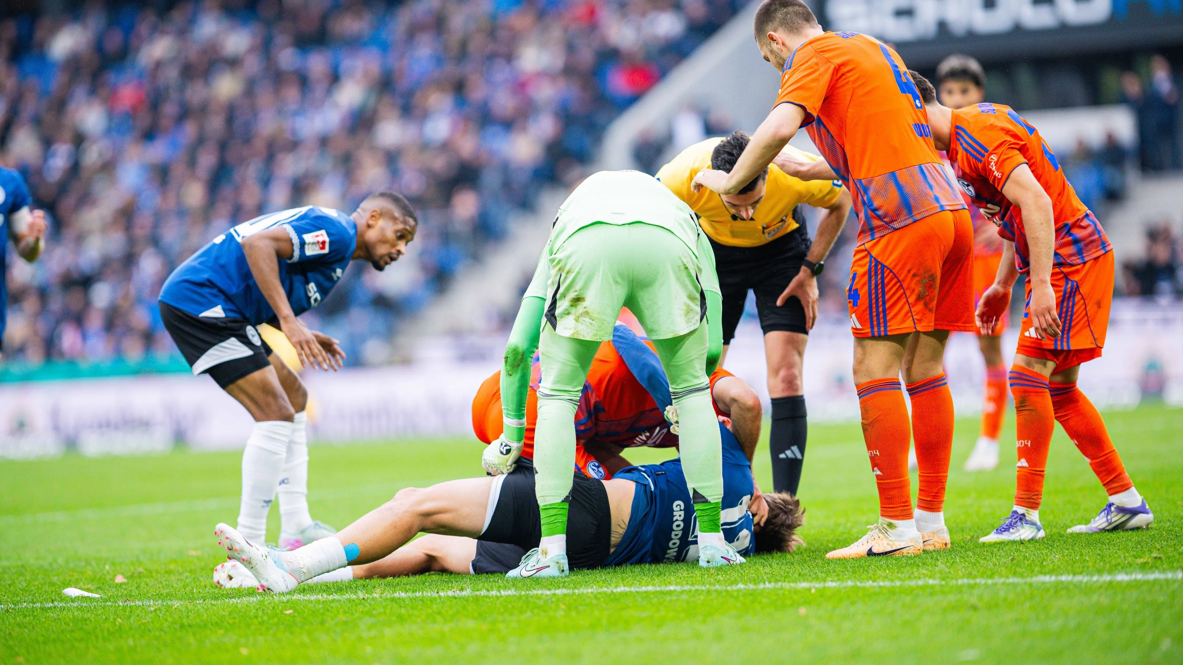 Grodowski perde conoscenza dopo un violento scontro con Karius: Katic gli salva la vita 